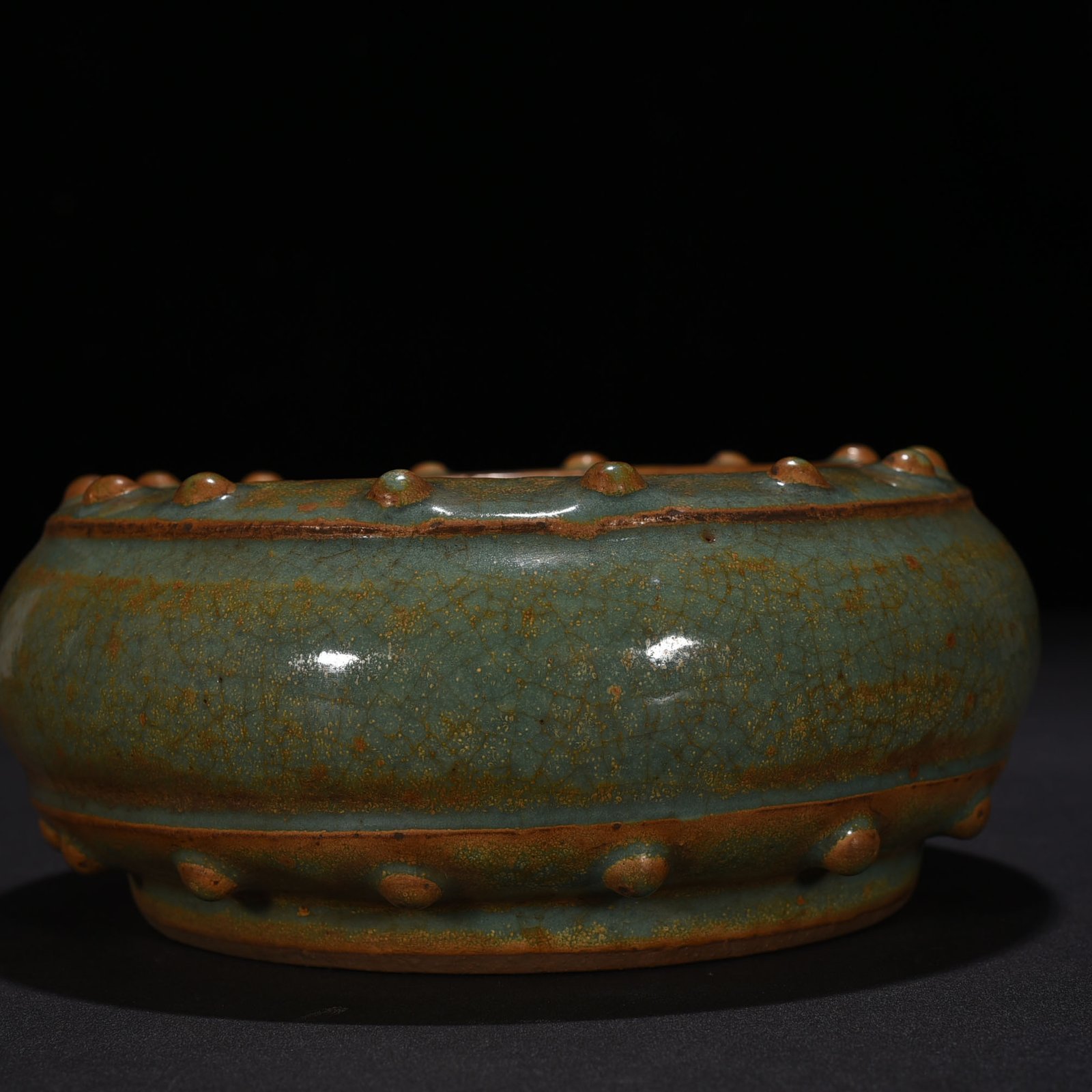 Song Dynasty Longquan kiln bean green glaze drum nail wash