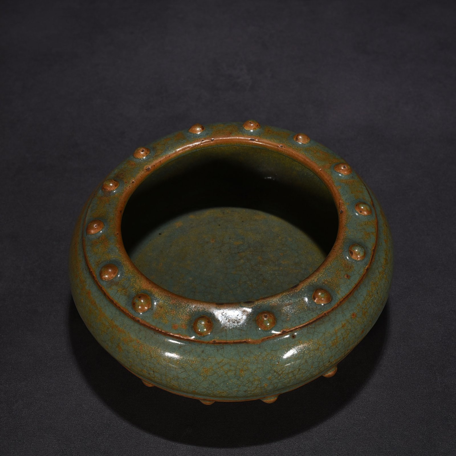 Song Dynasty Longquan kiln bean green glaze drum nail wash