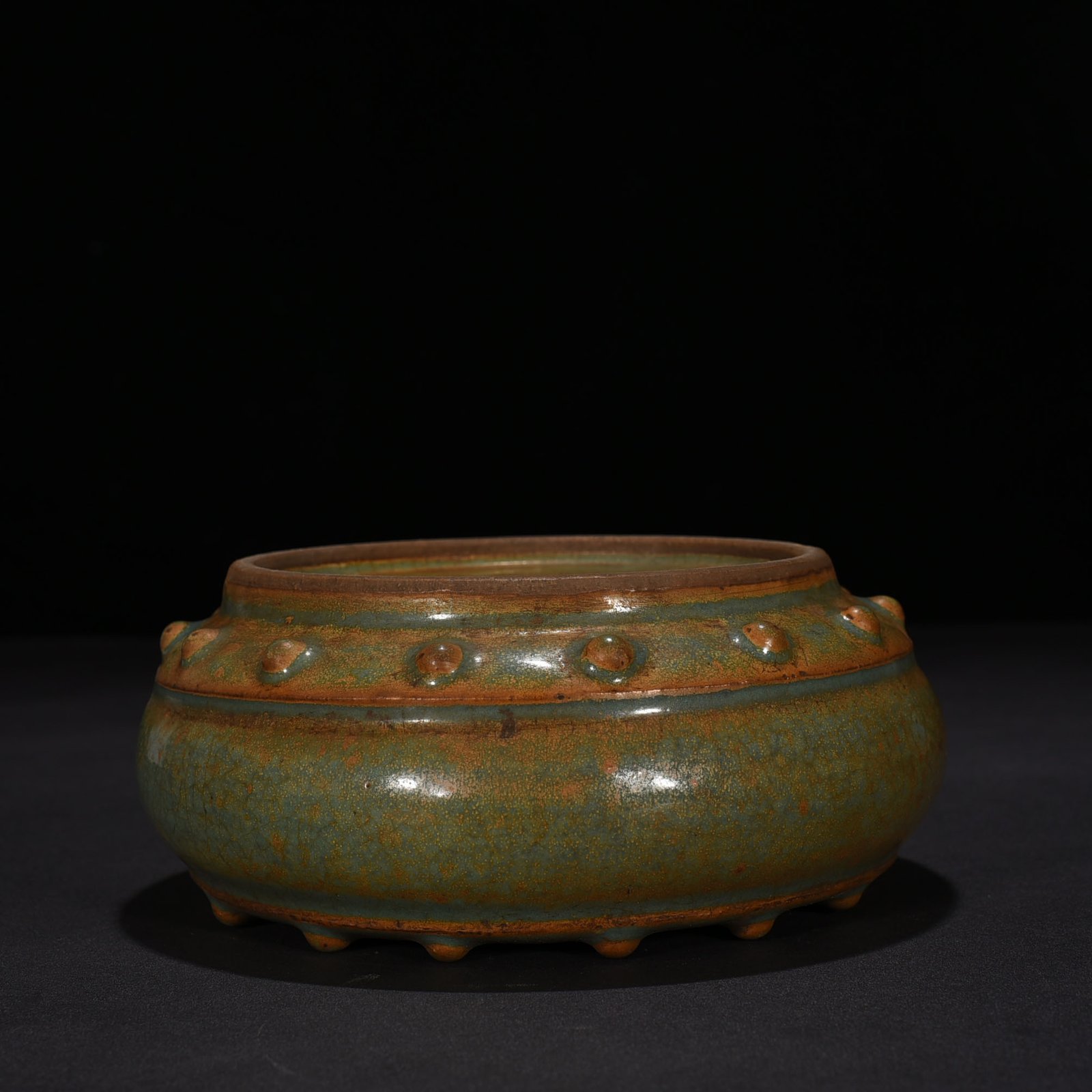 Song Dynasty Longquan kiln bean green glaze drum nail wash