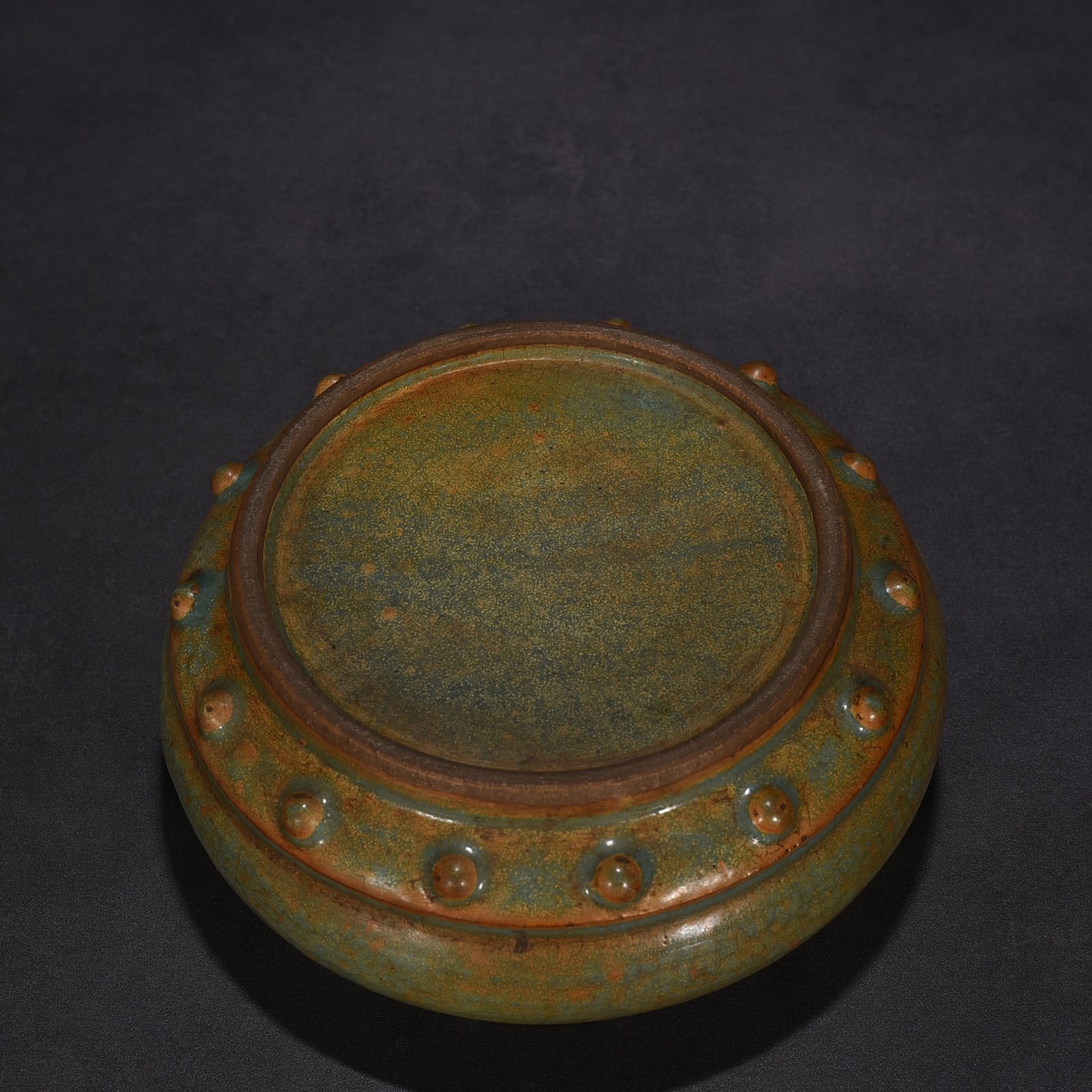 Song Dynasty Longquan kiln bean green glaze drum nail wash