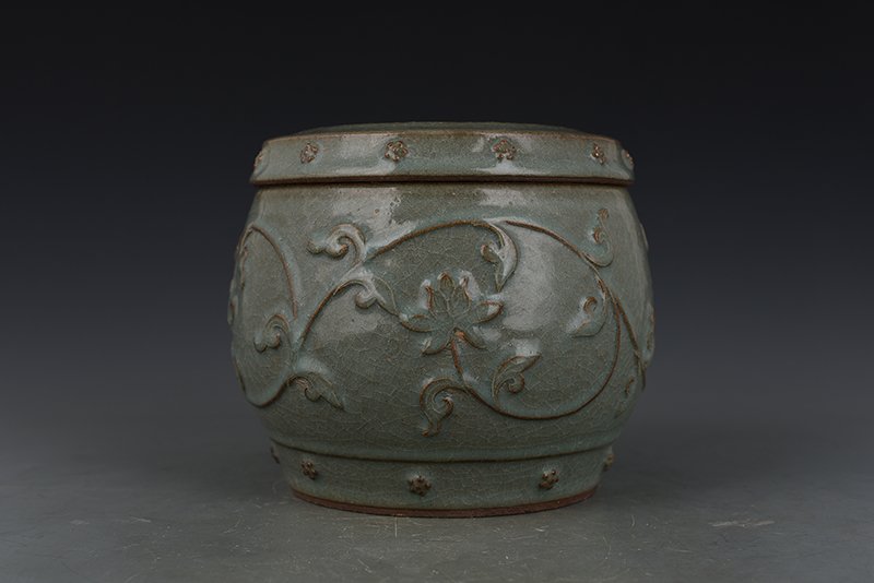 Song Dynasty Longquan kiln plastic wrapped lotus pattern lid jar