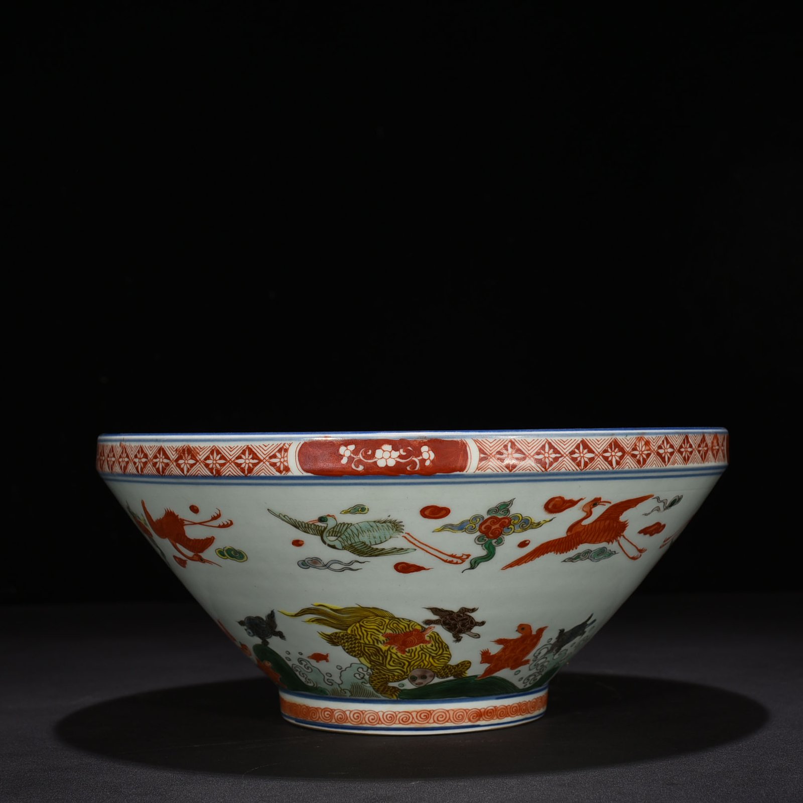 Ming Dynasty Wanli multicolored sea bowl with eight strange patterns