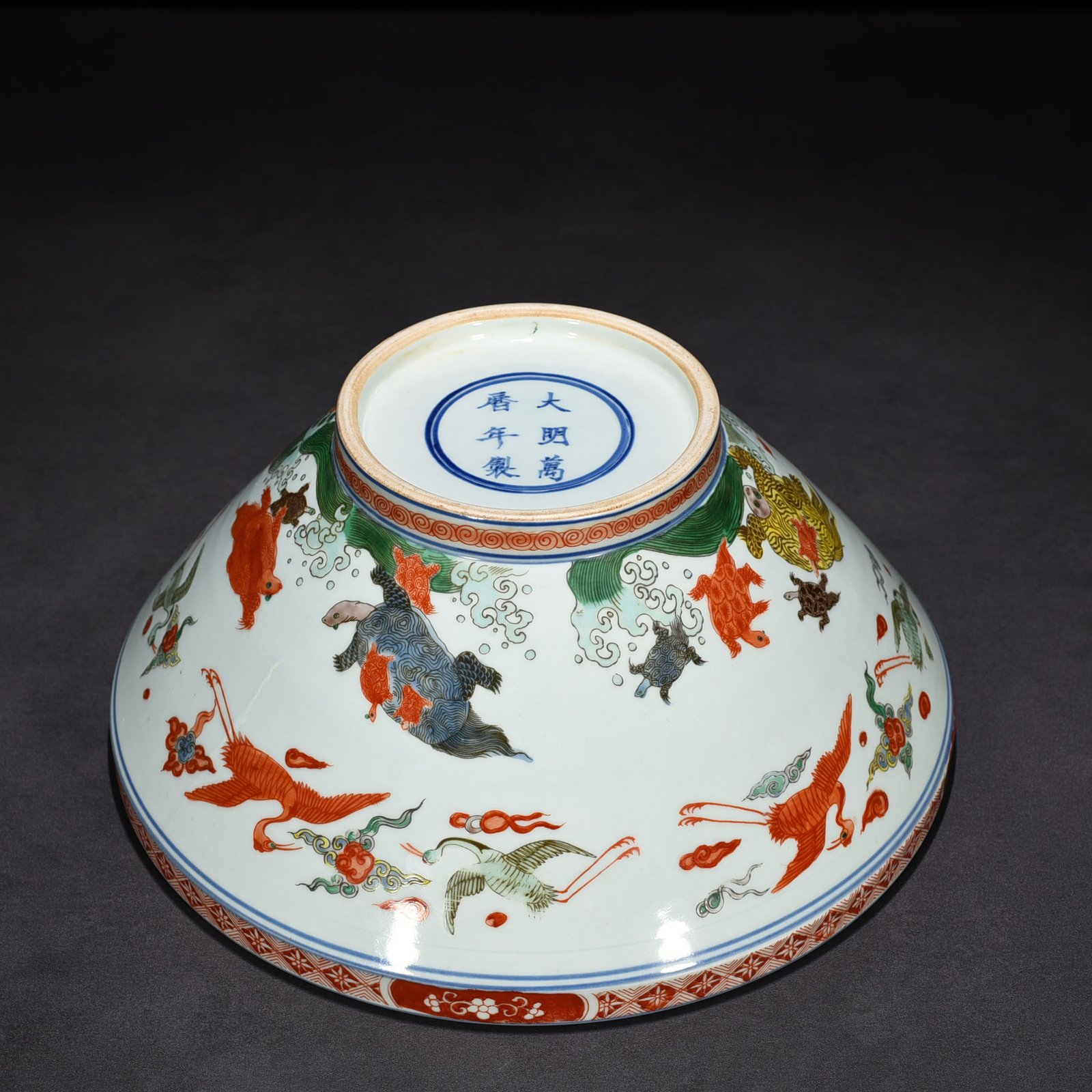 Ming Dynasty Wanli multicolored sea bowl with eight strange patterns