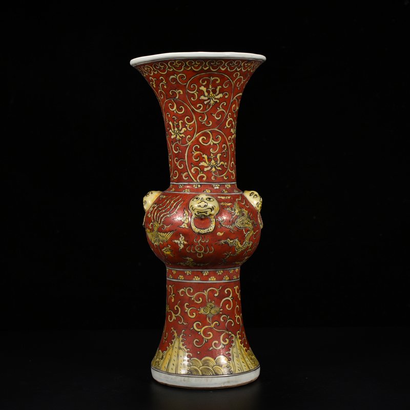 Ming Dynasty Wanli red ground phoenix pattern flower vase