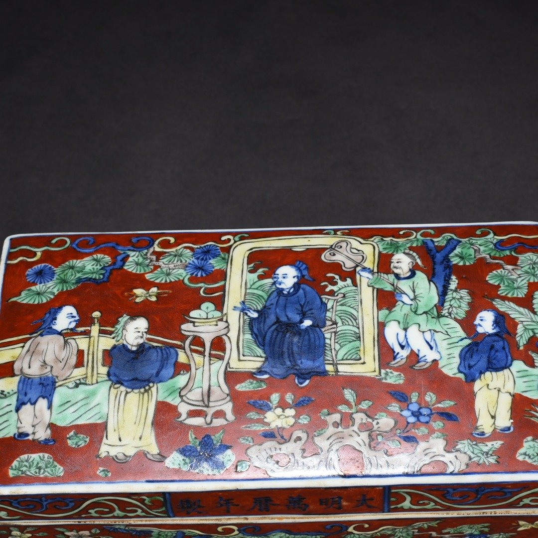 Ming Dynasty Wanli red ground blue and white multicolored lid box