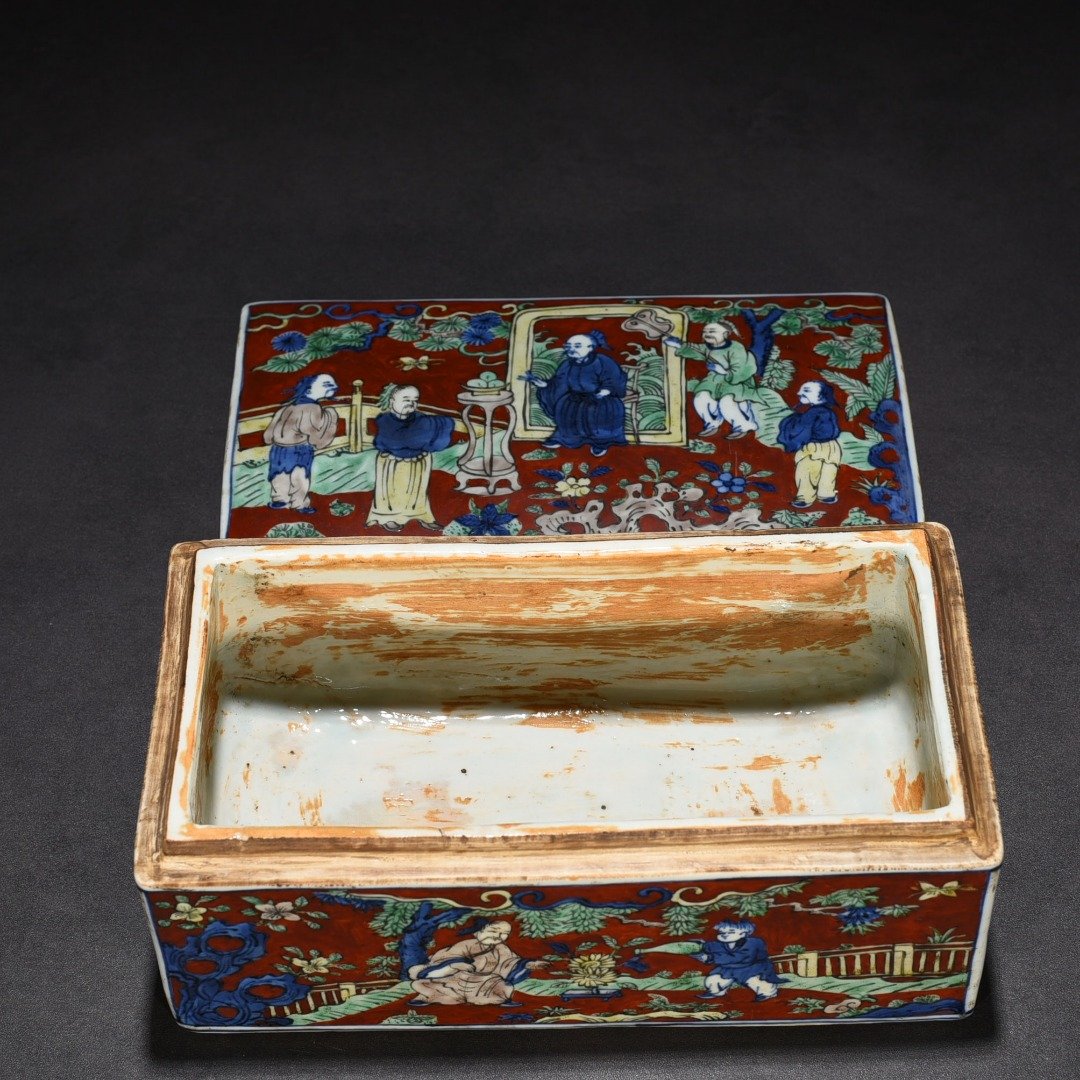 Ming Dynasty Wanli red ground blue and white multicolored lid box