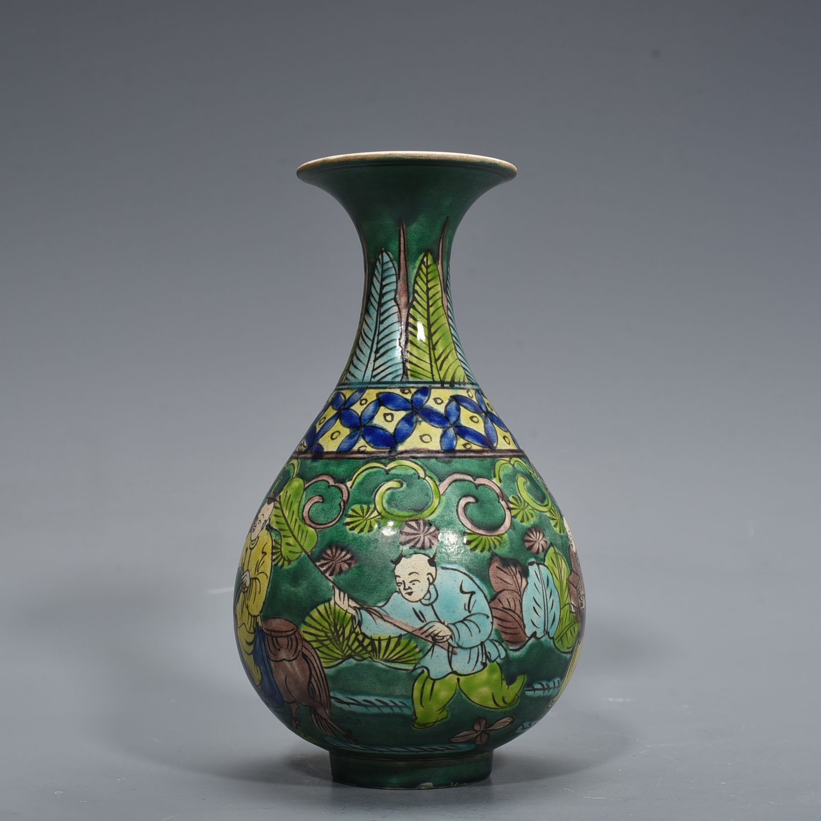 Ming Dynasty Wanli longevity and wealth model green land plain three-color figure pattern jade pot