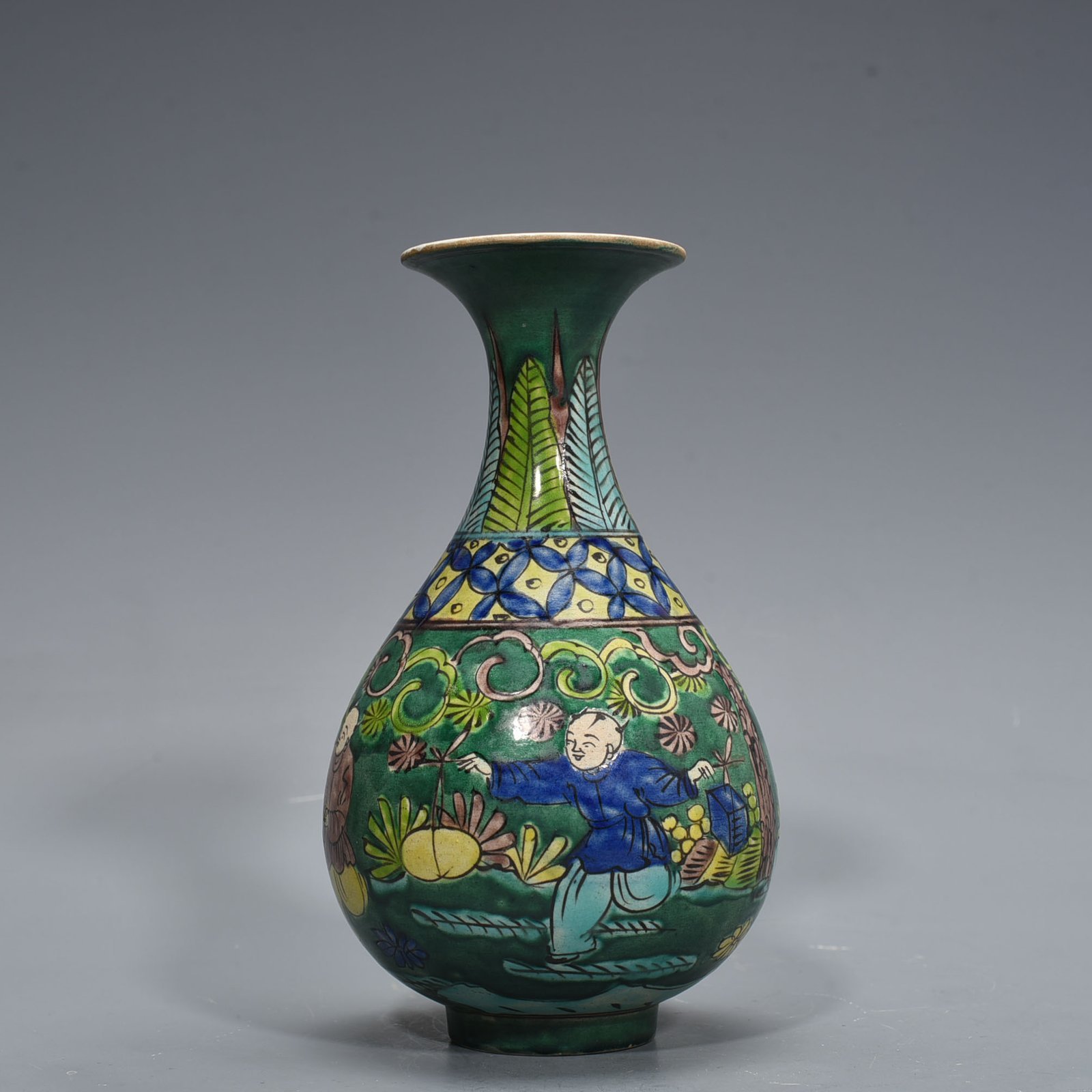 Ming Dynasty Wanli longevity and wealth model green land plain three-color figure pattern jade pot