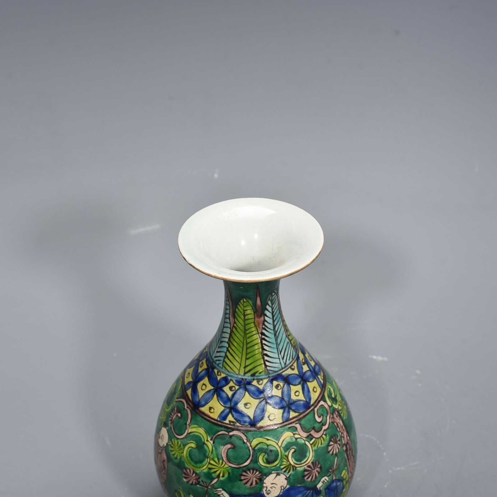 Ming Dynasty Wanli longevity and wealth model green land plain three-color figure pattern jade pot