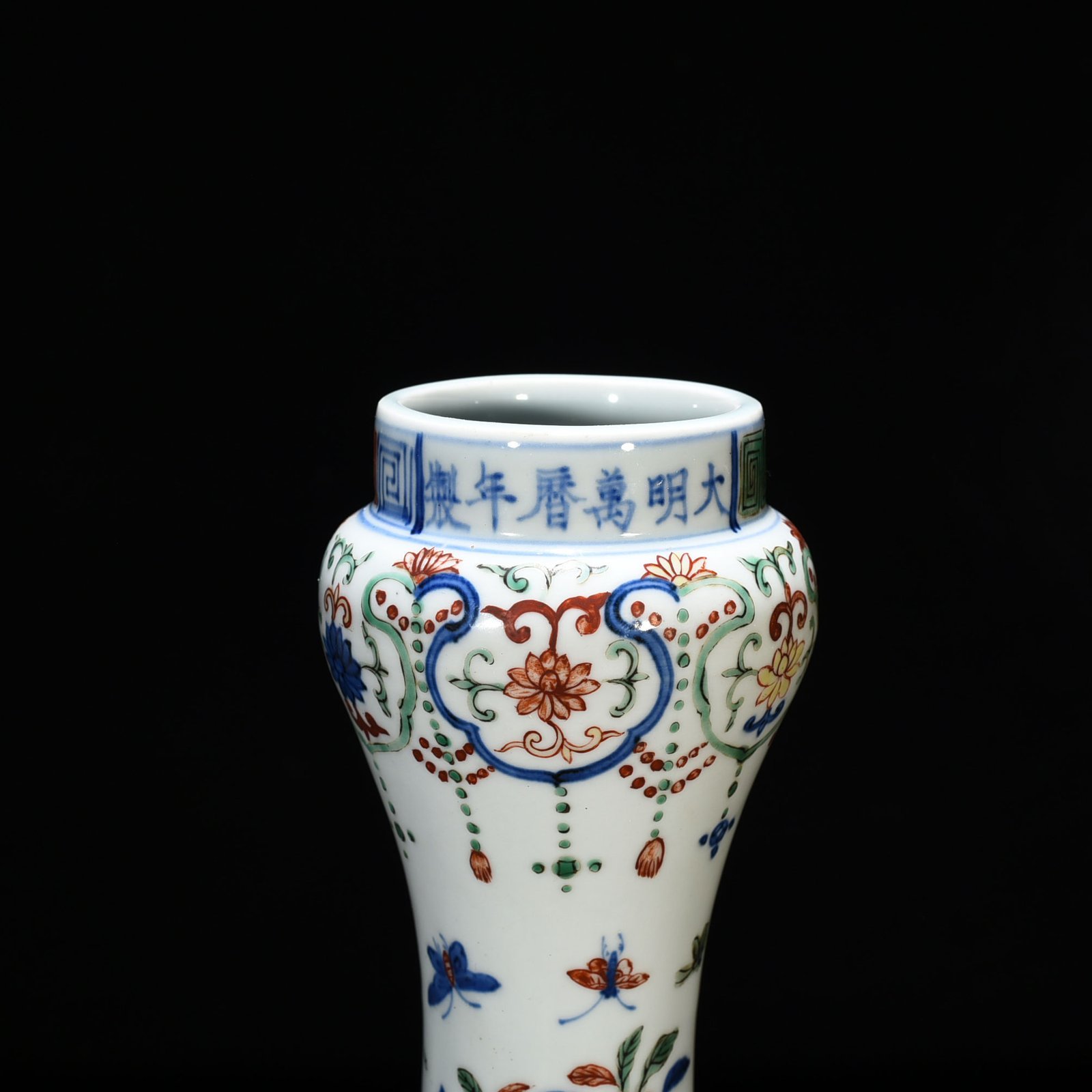 Ming Dynasty Wanli blue and white colorful garlic vase with flowers and birds pattern