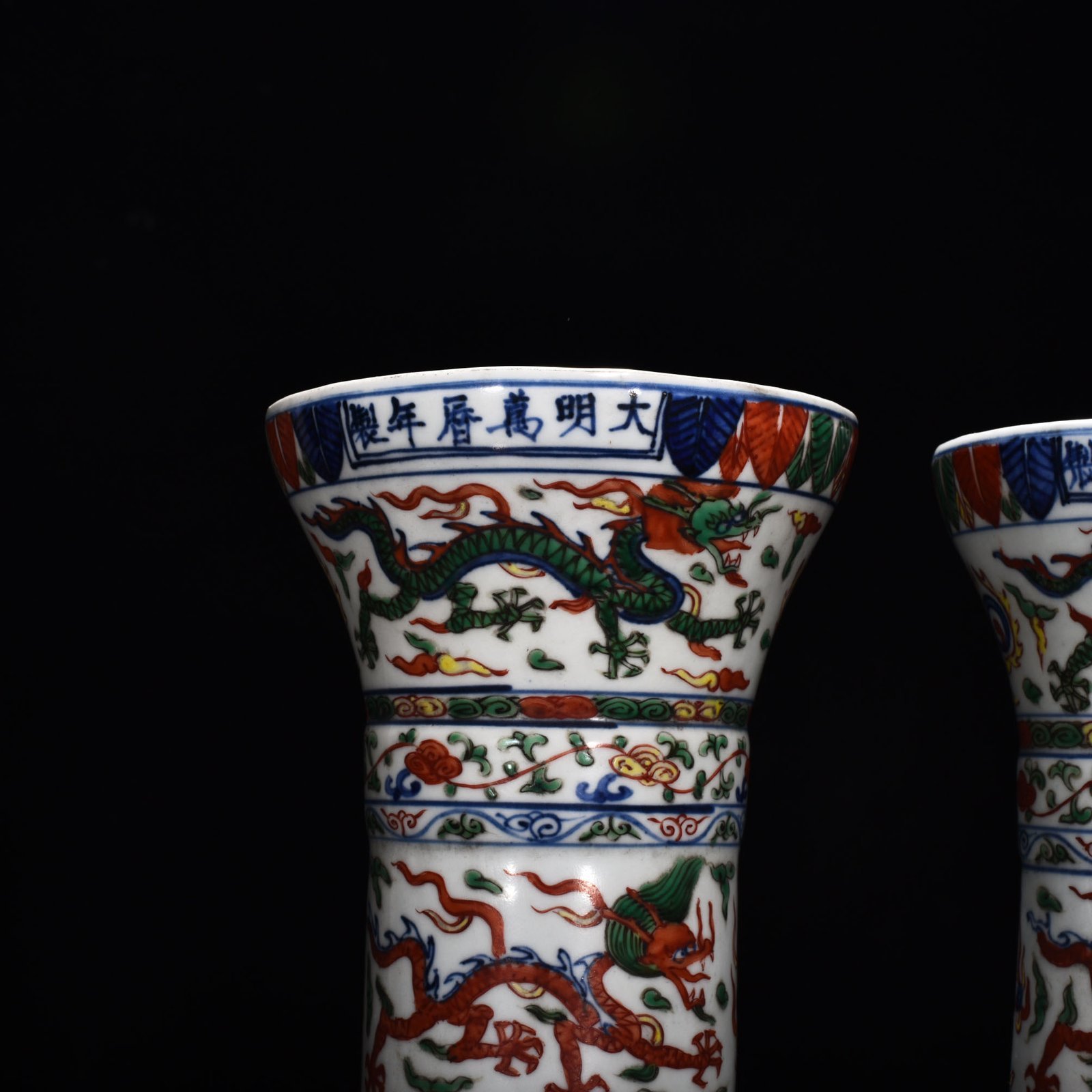 Ming Dynasty Wanli blue and white multicolored dragon pattern vase