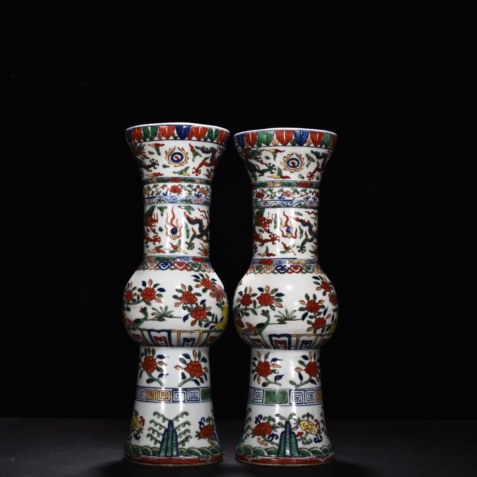 Ming Dynasty Wanli blue and white multicolored dragon pattern vase