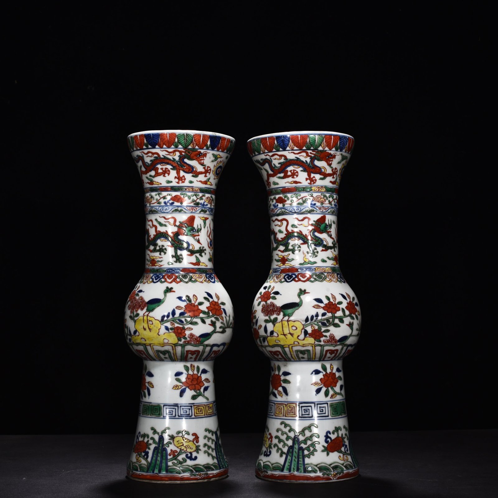 Ming Dynasty Wanli blue and white multicolored dragon pattern vase