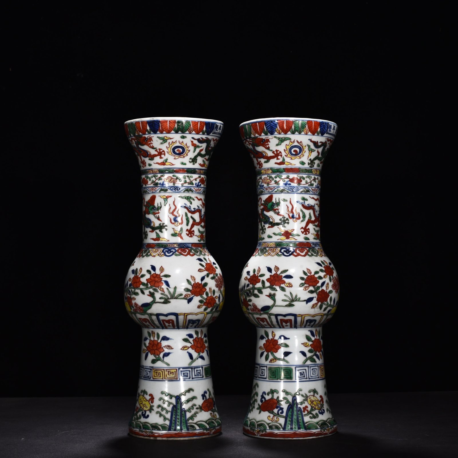 Ming Dynasty Wanli blue and white multicolored dragon pattern vase