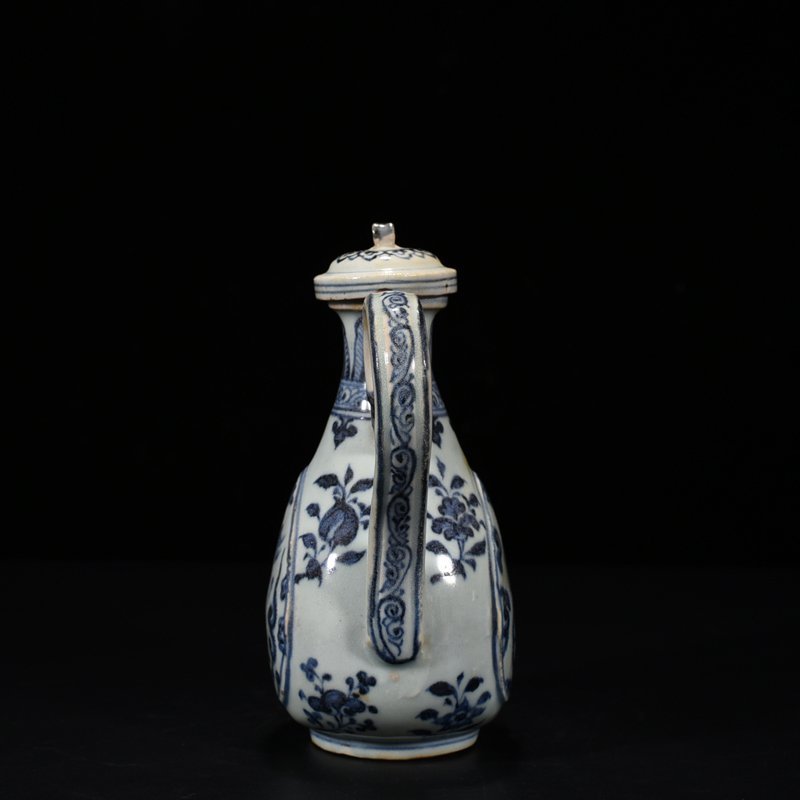 Ming Dynasty Wanli blue and white figure pattern holding pot