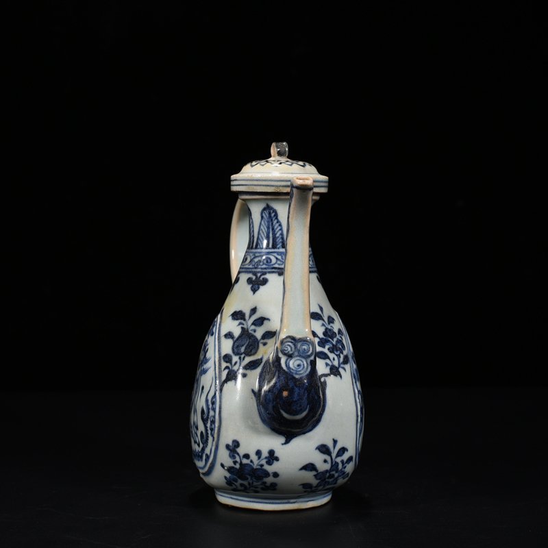 Ming Dynasty Wanli blue and white figure pattern holding pot
