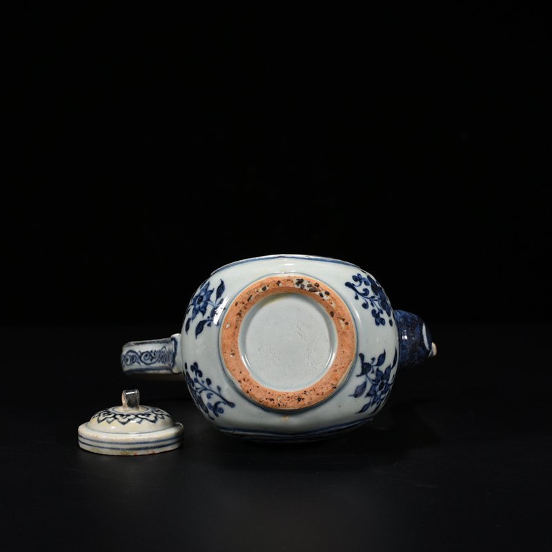Ming Dynasty Wanli blue and white figure pattern holding pot