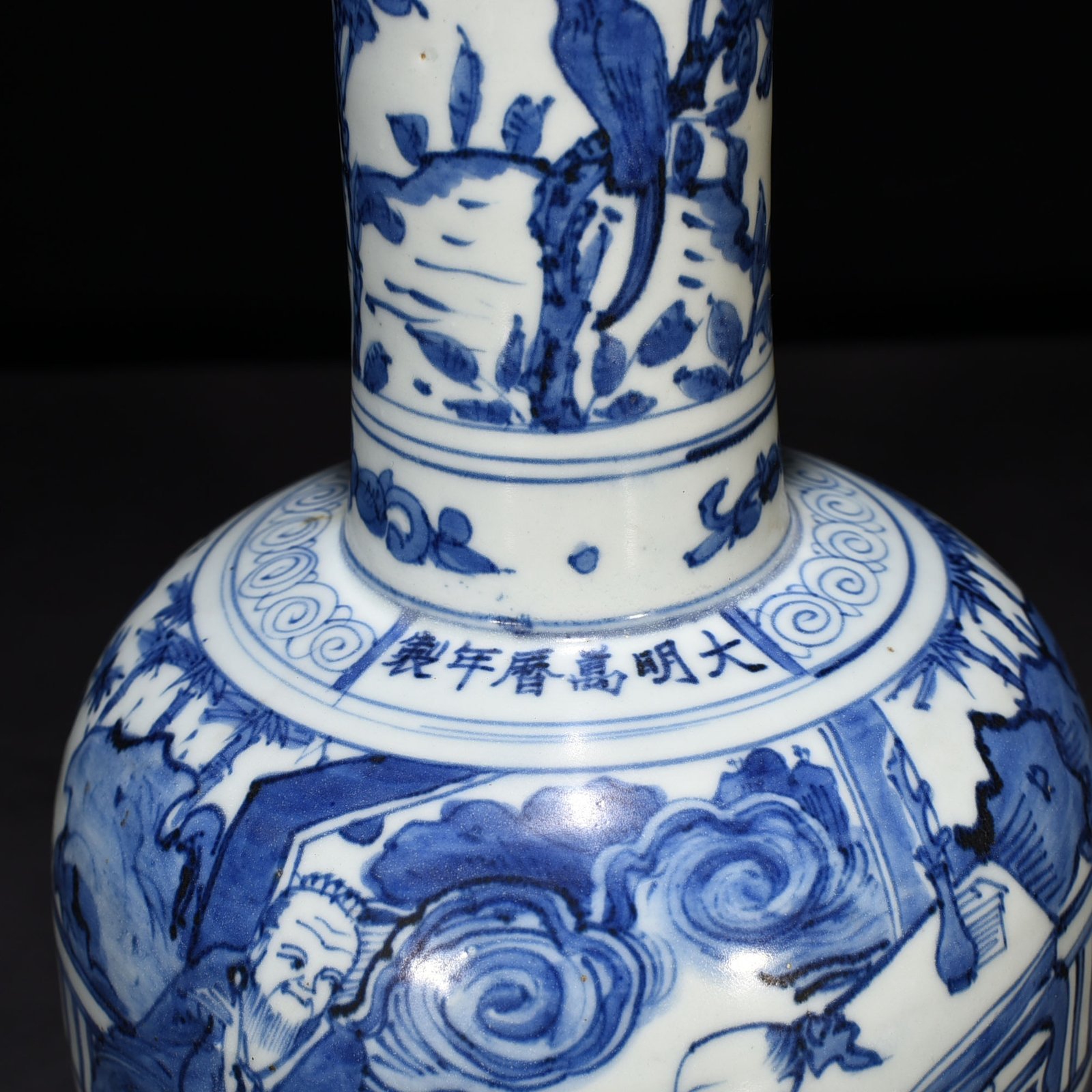 Ming Dynasty Wanli blue and white figure pattern straight neck bottle