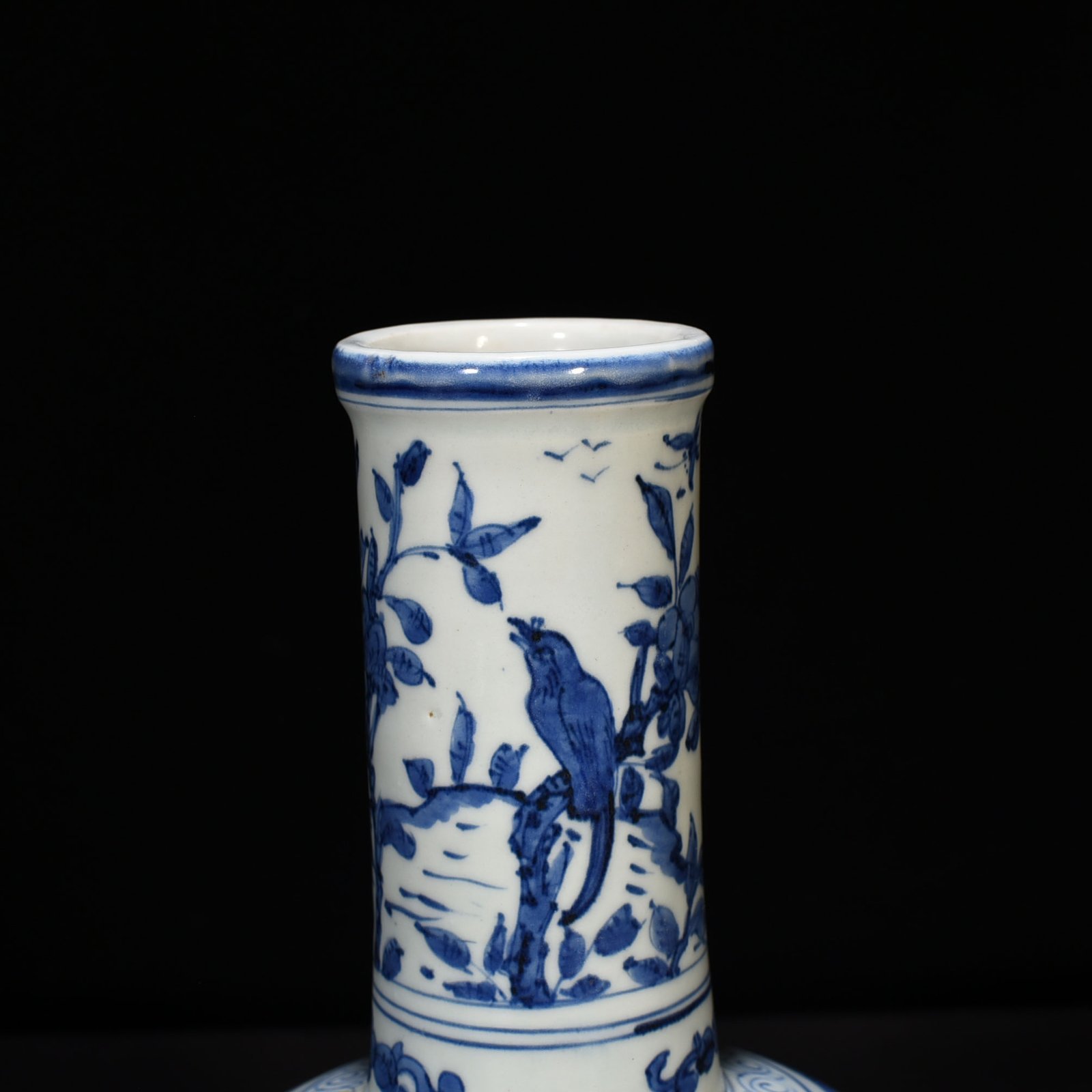 Ming Dynasty Wanli blue and white figure pattern straight neck bottle