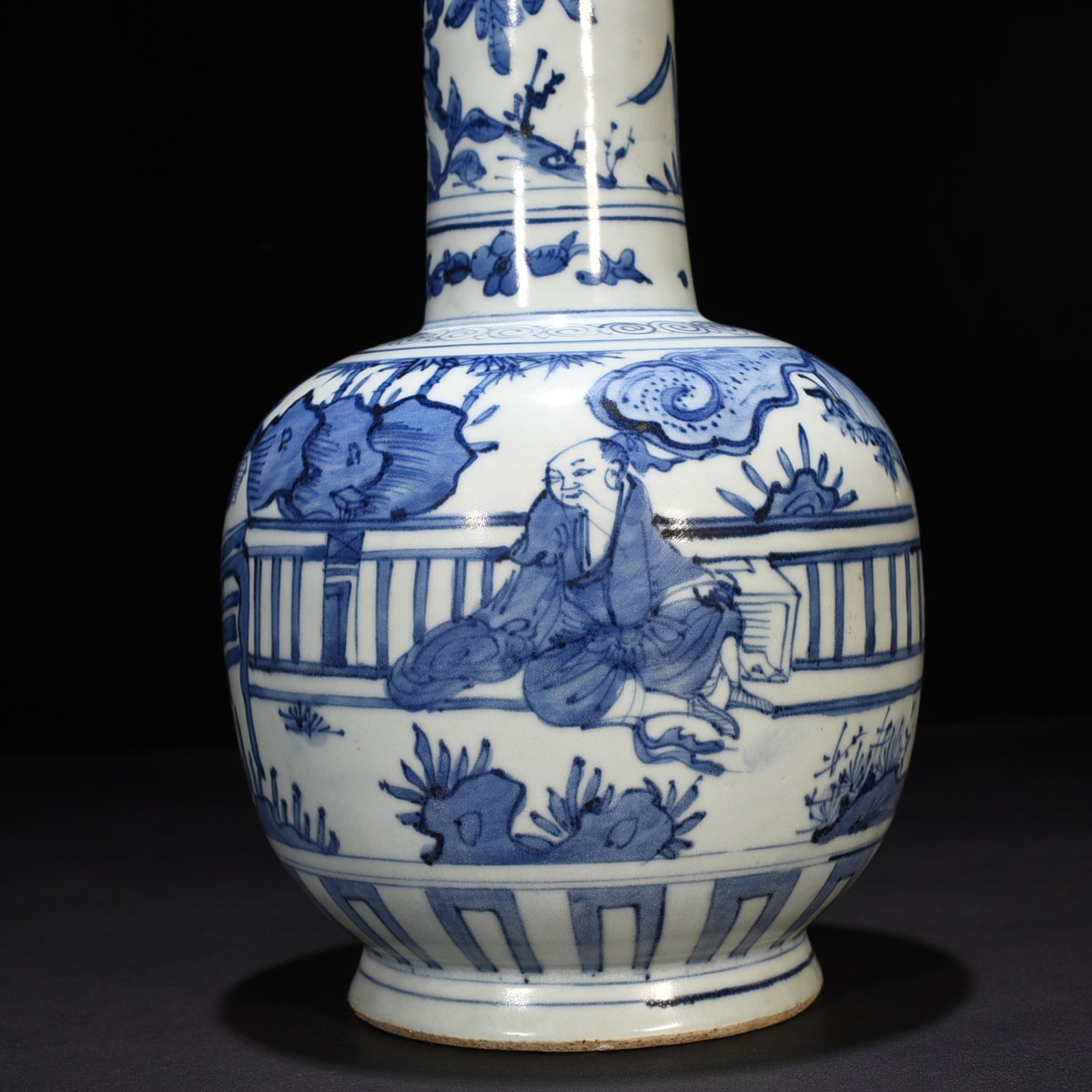 Ming Dynasty Wanli blue and white figure pattern straight neck bottle