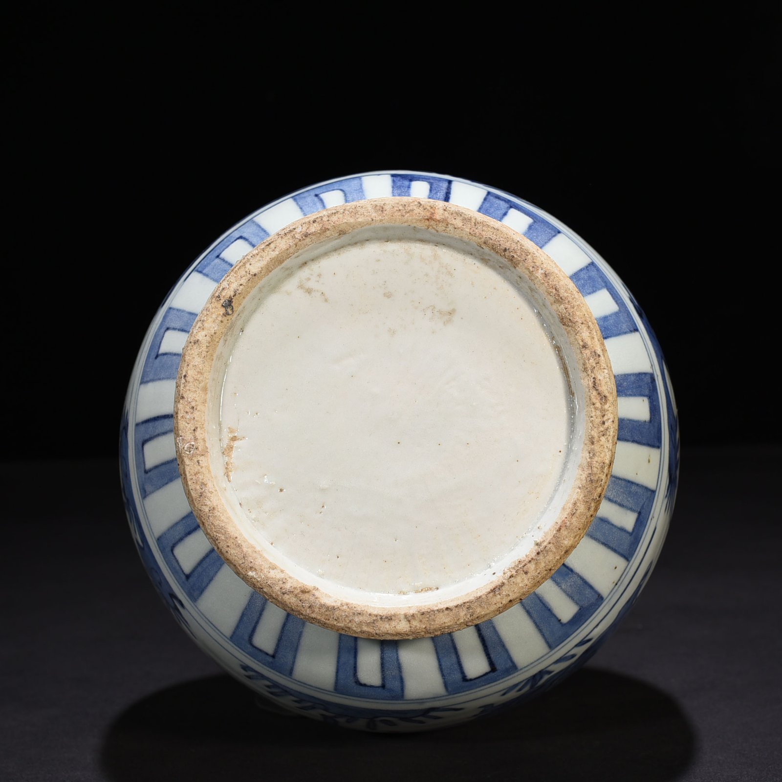 Ming Dynasty Wanli blue and white figure pattern straight neck bottle