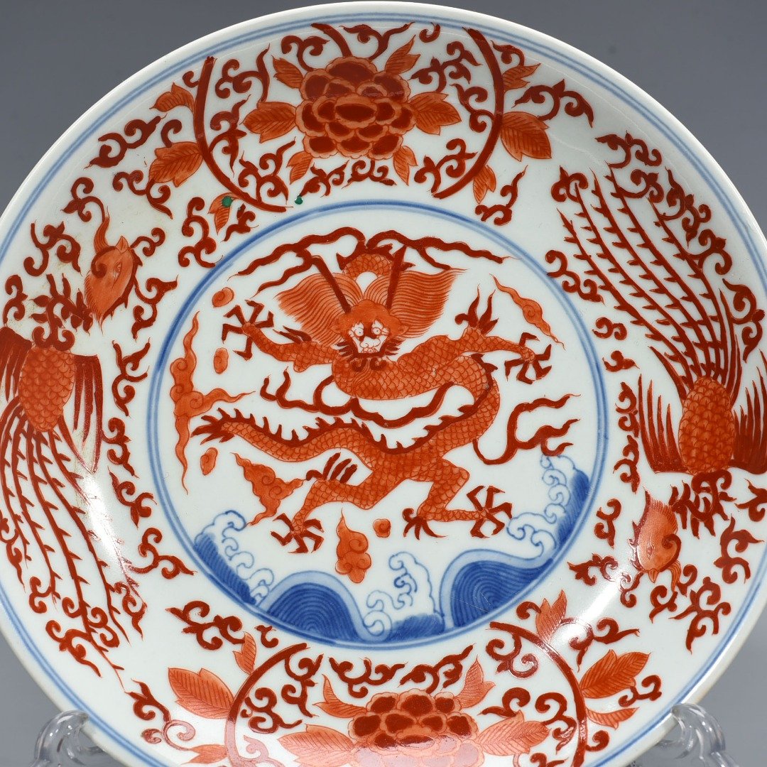 Ming Dynasty Wanli blue and white alum red dragon and phoenix pattern plate