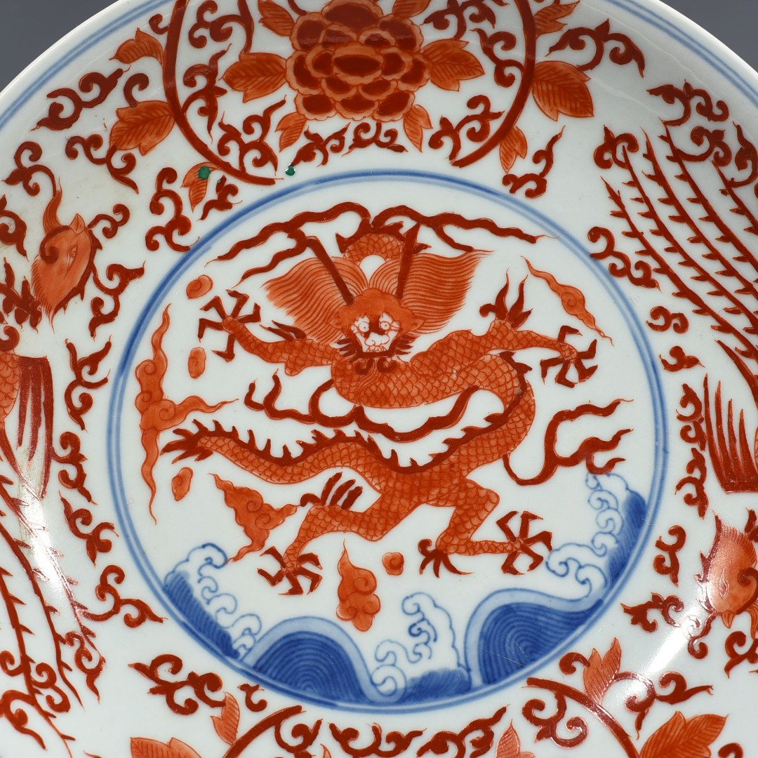 Ming Dynasty Wanli blue and white alum red dragon and phoenix pattern plate