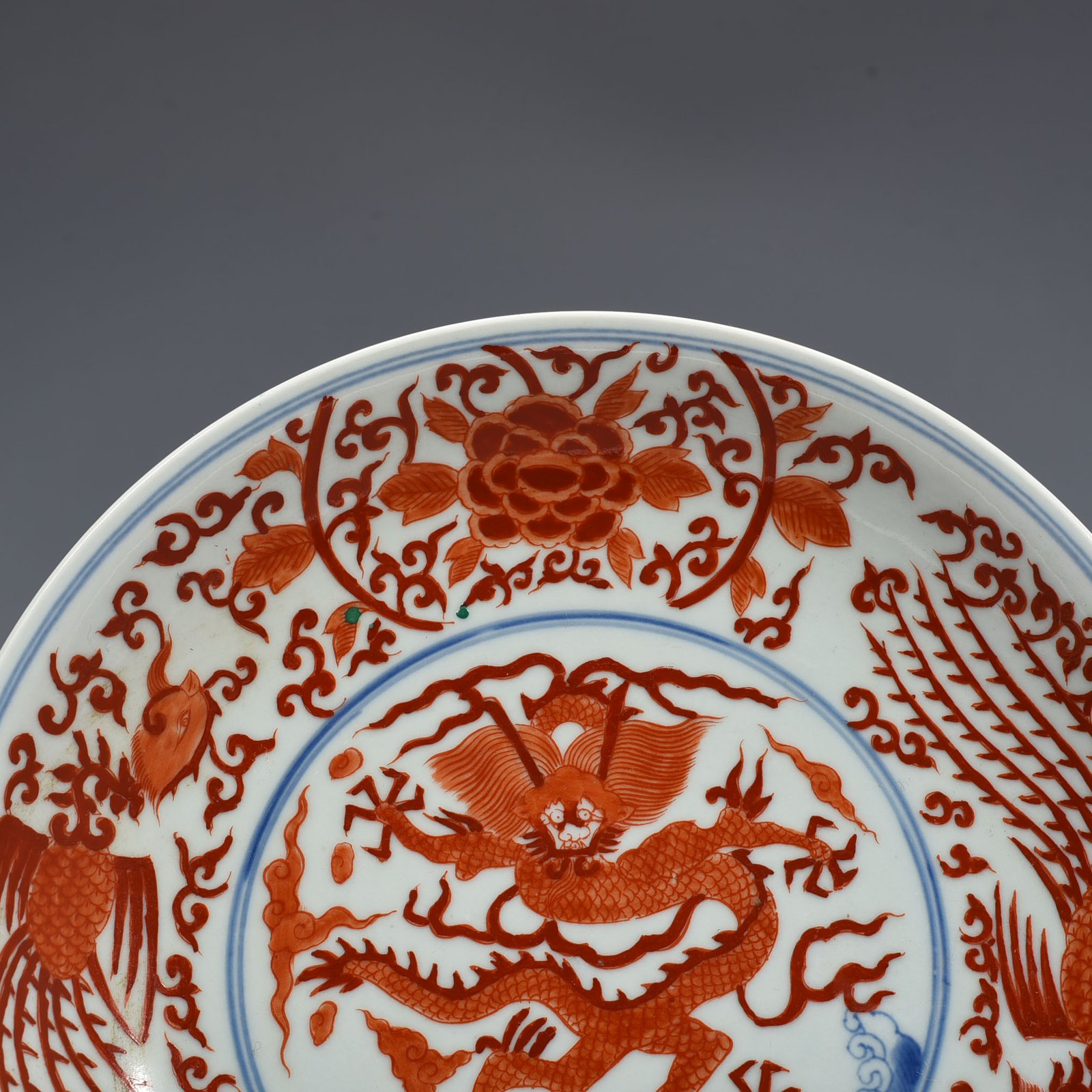 Ming Dynasty Wanli blue and white alum red dragon and phoenix pattern plate