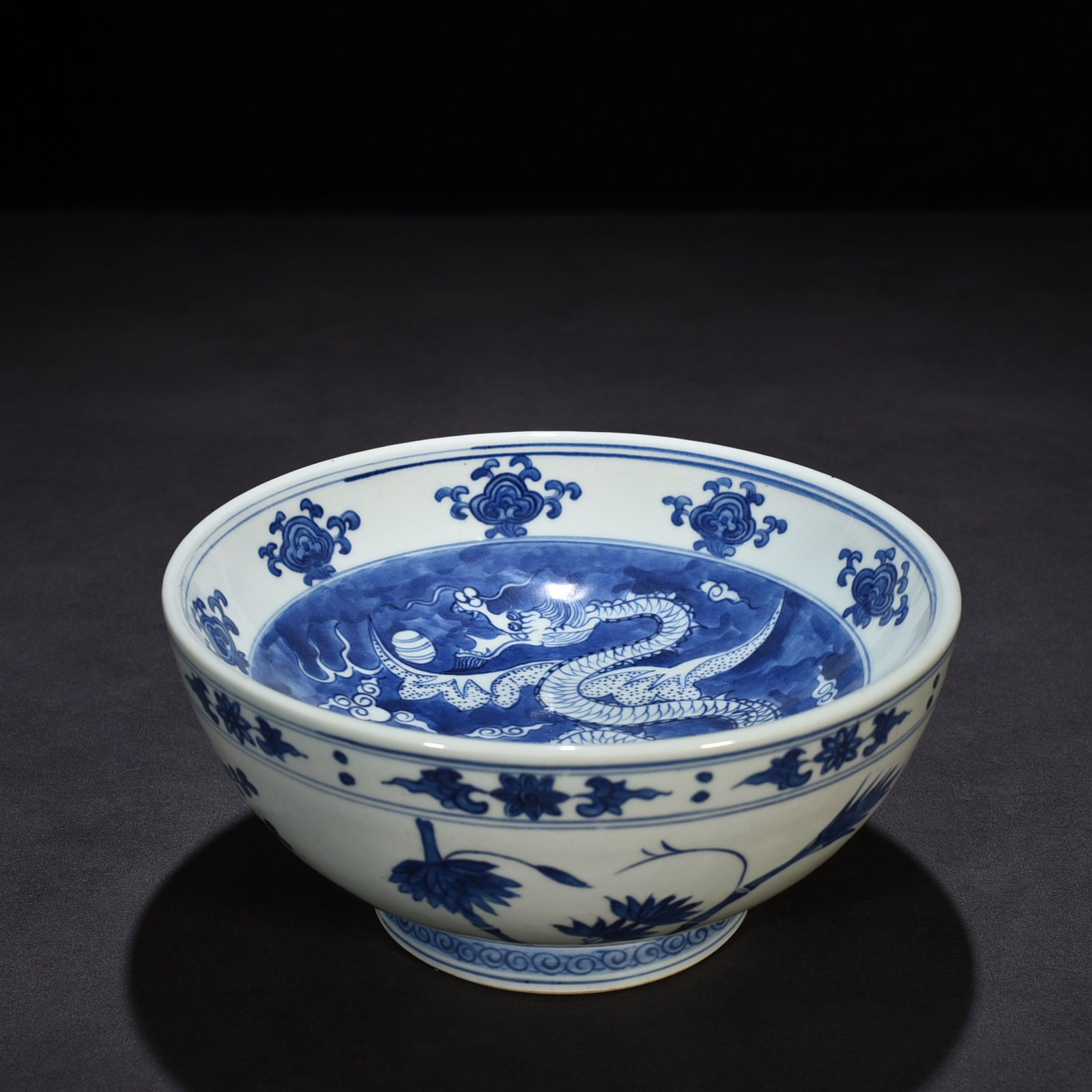 Ming Dynasty Wanli blue and white dragon bowl
