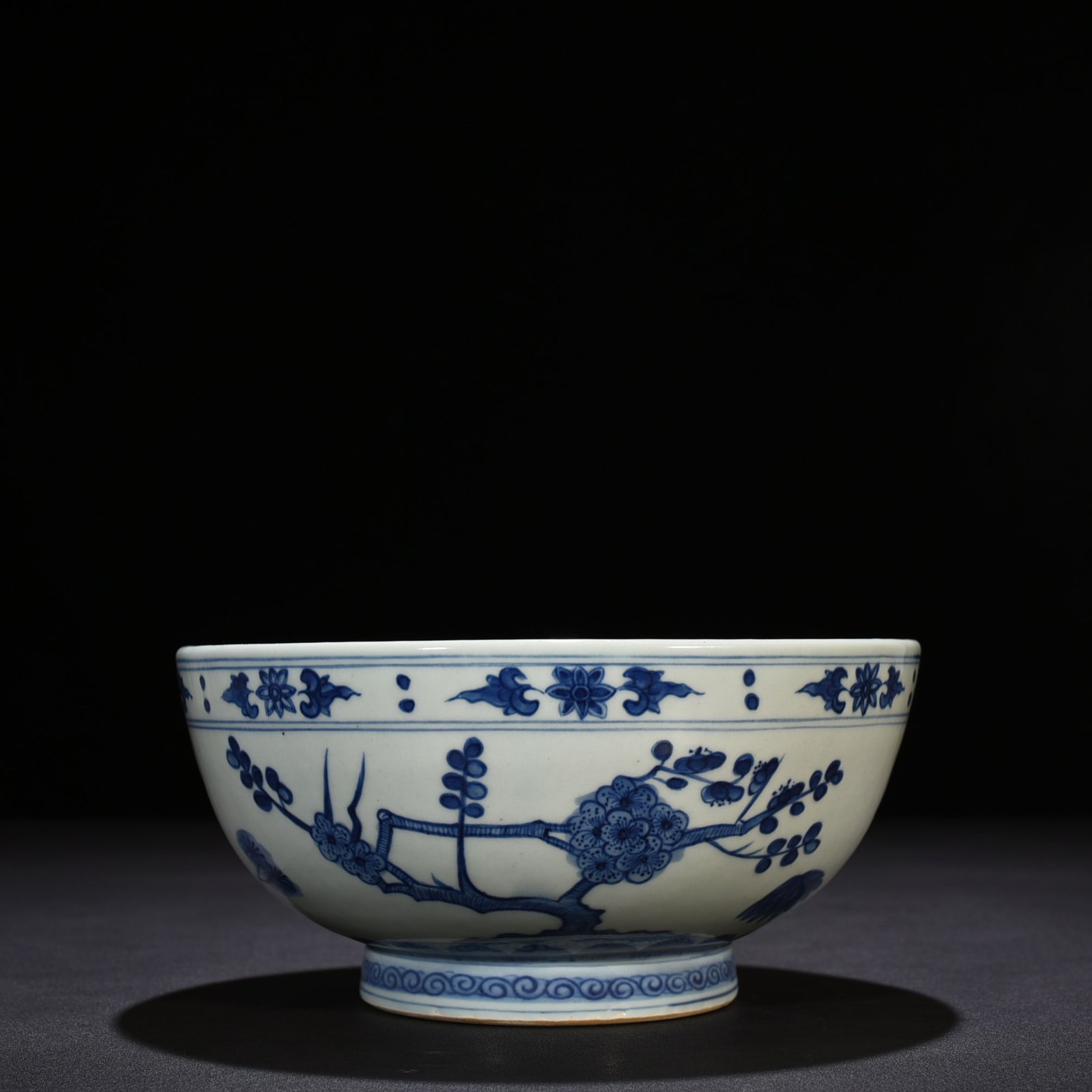 Ming Dynasty Wanli blue and white dragon bowl