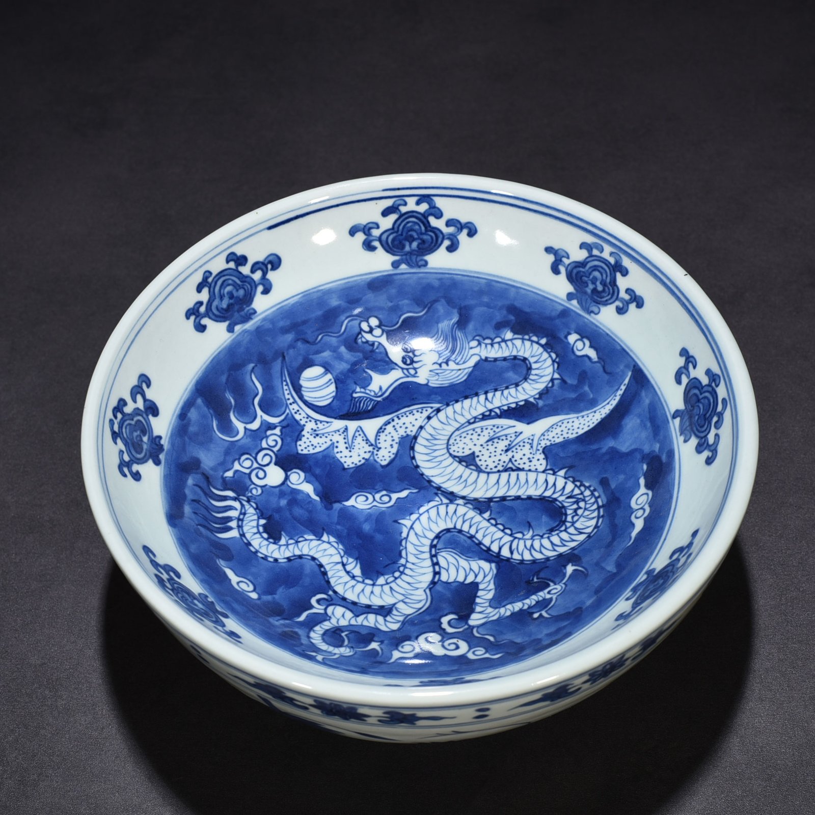 Ming Dynasty Wanli blue and white dragon bowl