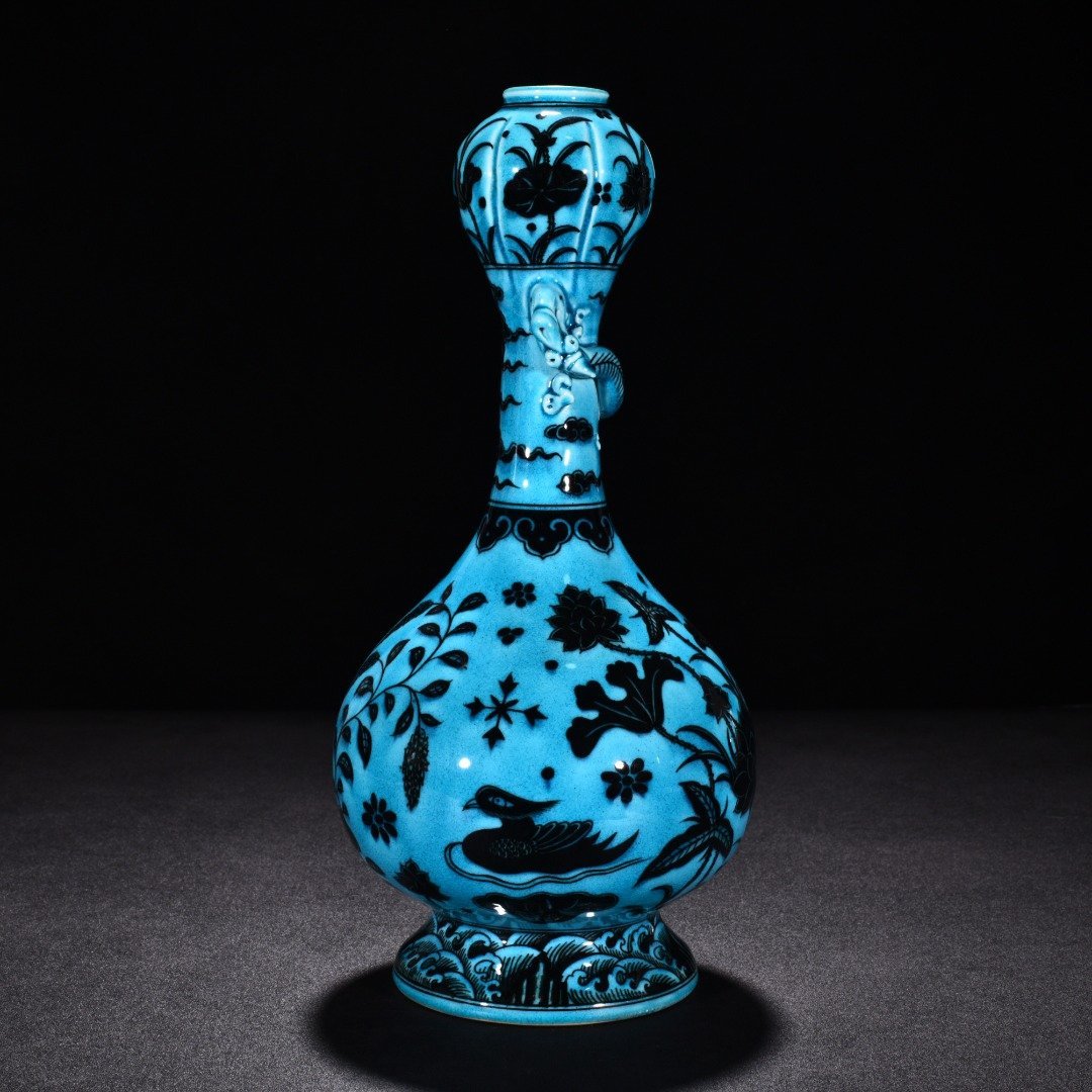 Ming Dynasty Jiajing peacock blue glaze blue and white lotus pond garlic vase