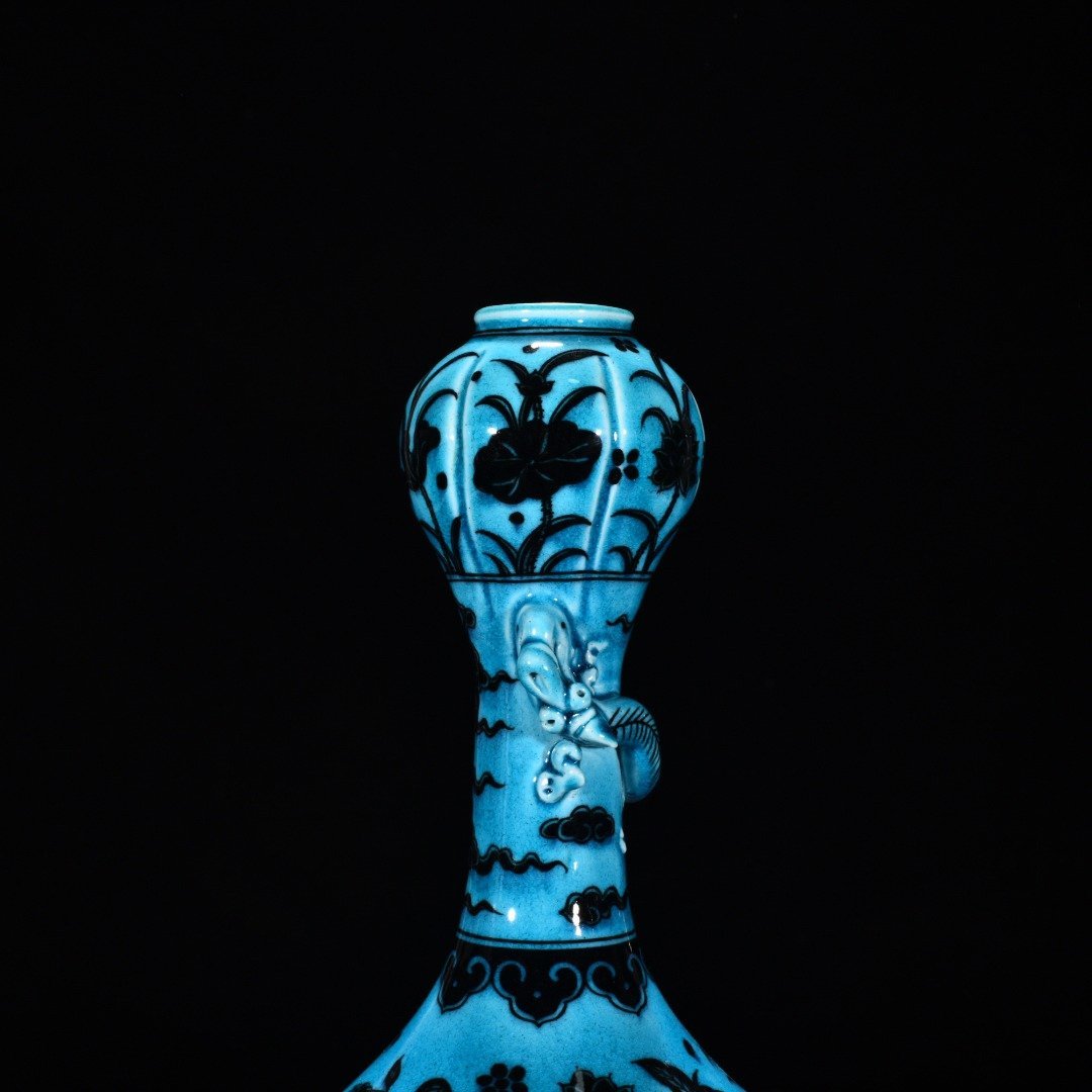 Ming Dynasty Jiajing peacock blue glaze blue and white lotus pond garlic vase