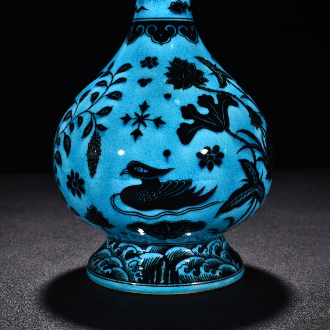 Ming Dynasty Jiajing peacock blue glaze blue and white lotus pond garlic vase