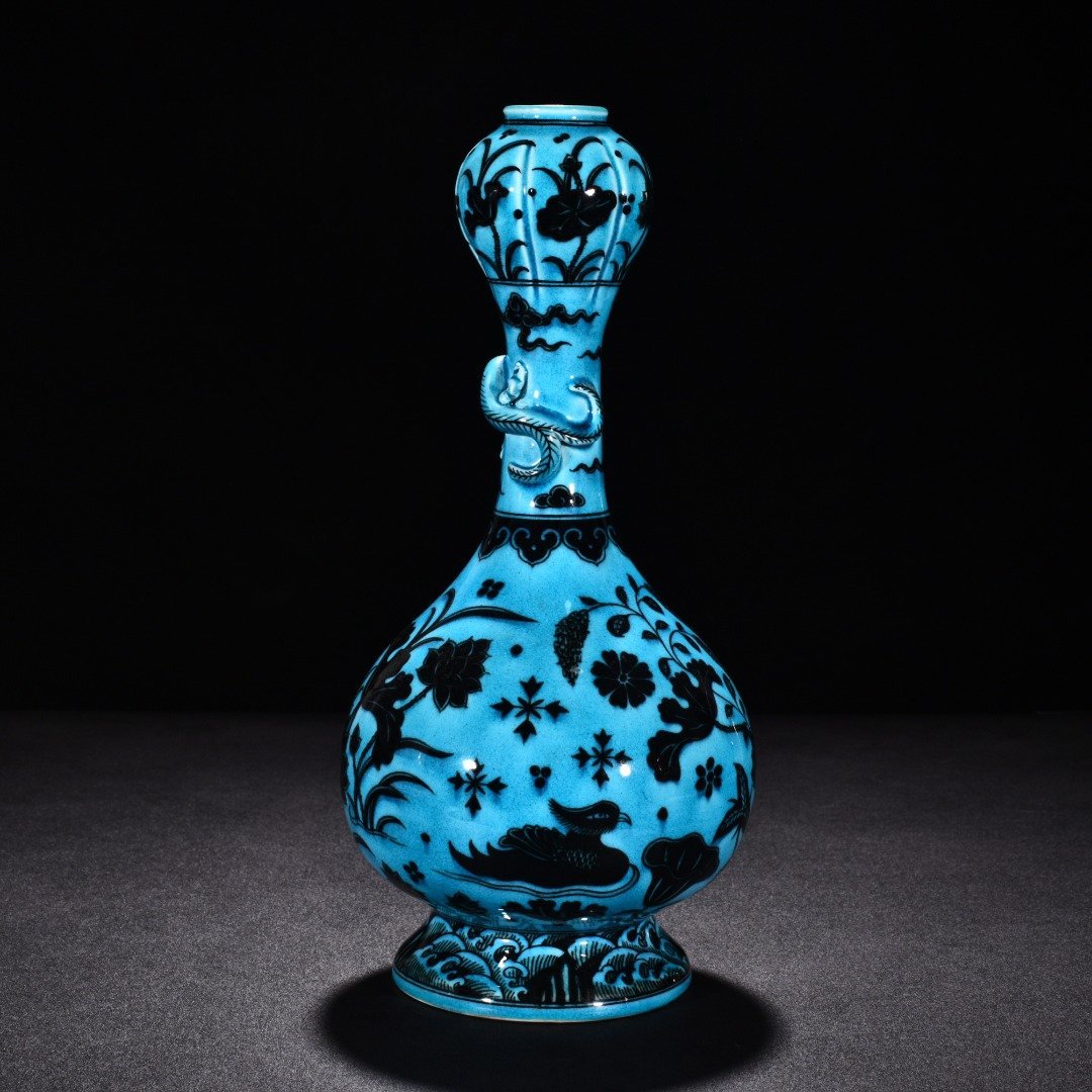 Ming Dynasty Jiajing peacock blue glaze blue and white lotus pond garlic vase