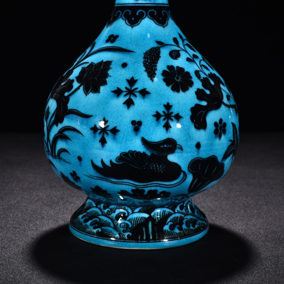 Ming Dynasty Jiajing peacock blue glaze blue and white lotus pond garlic vase