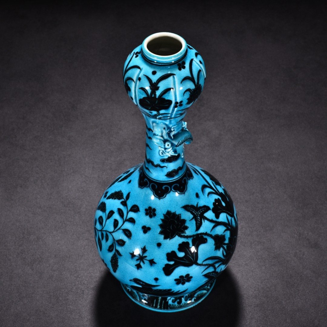 Ming Dynasty Jiajing peacock blue glaze blue and white lotus pond garlic vase