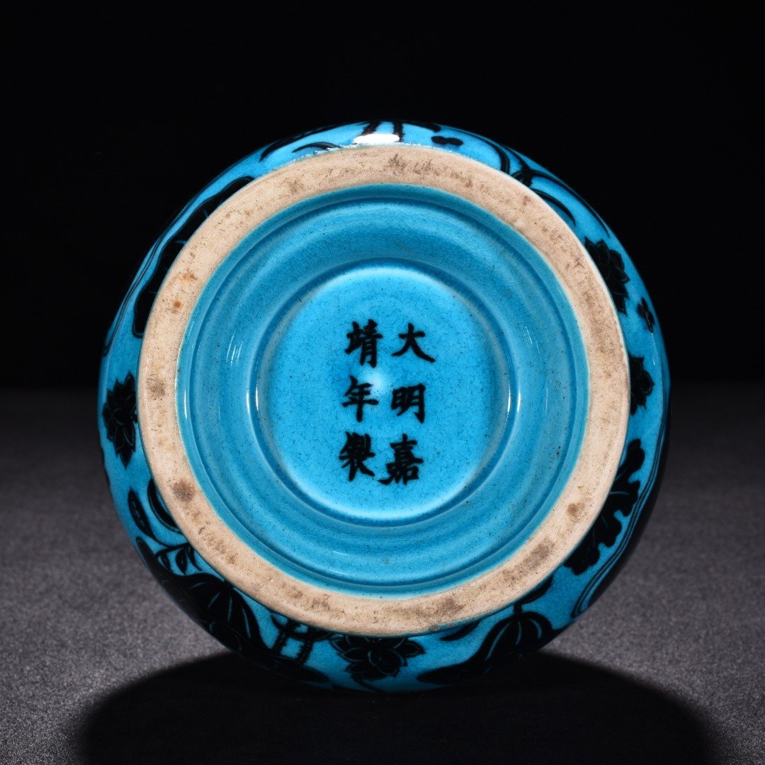 Ming Dynasty Jiajing peacock blue glaze blue and white lotus pond garlic vase