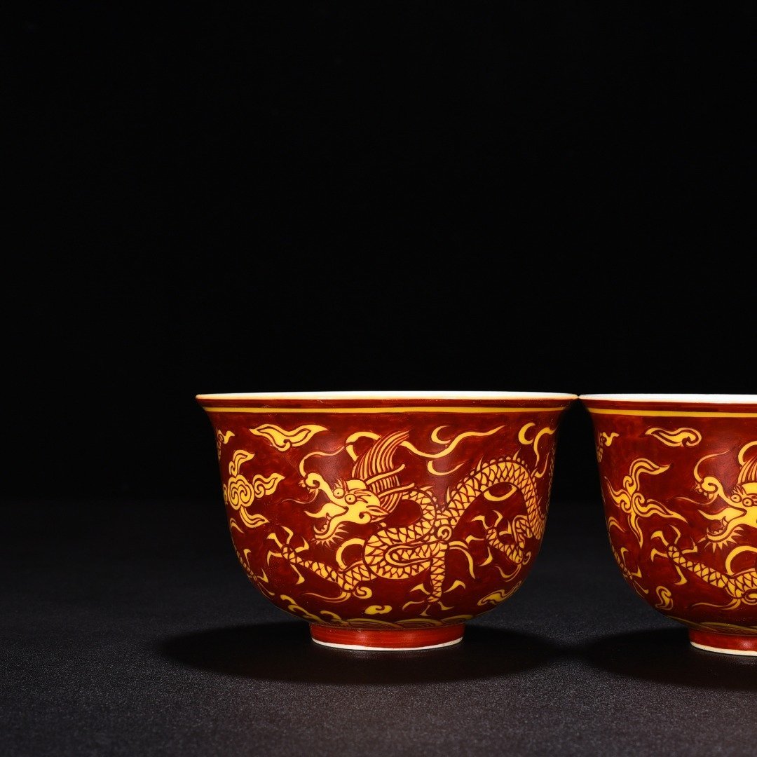 Ming Dynasty Jiajing red ground yellow colorful cloud and dragon pattern bowl