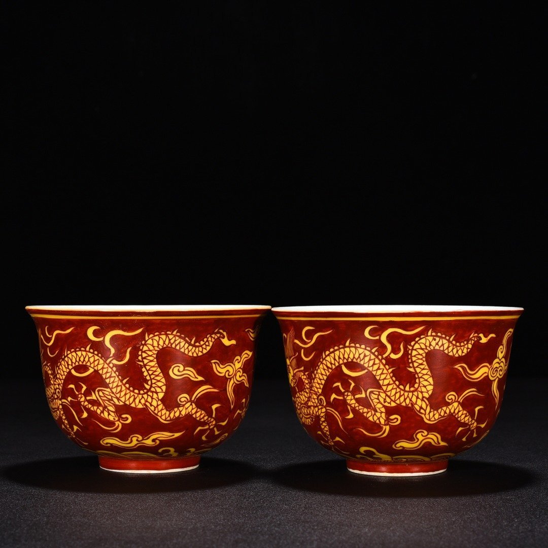Ming Dynasty Jiajing red ground yellow colorful cloud and dragon pattern bowl