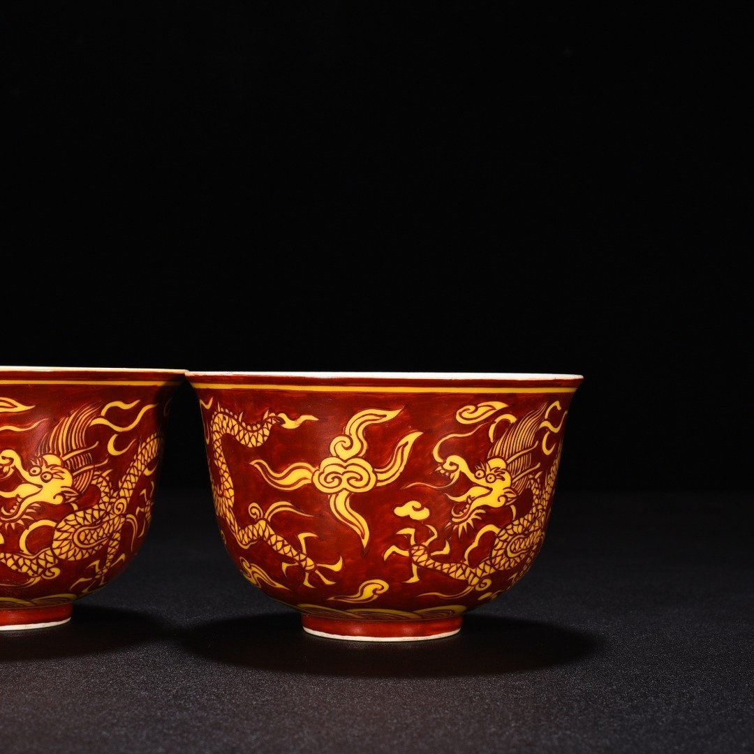 Ming Dynasty Jiajing red ground yellow colorful cloud and dragon pattern bowl