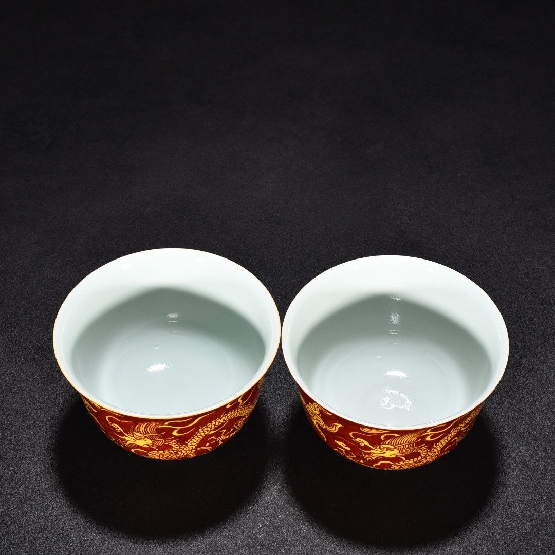 Ming Dynasty Jiajing red ground yellow colorful cloud and dragon pattern bowl