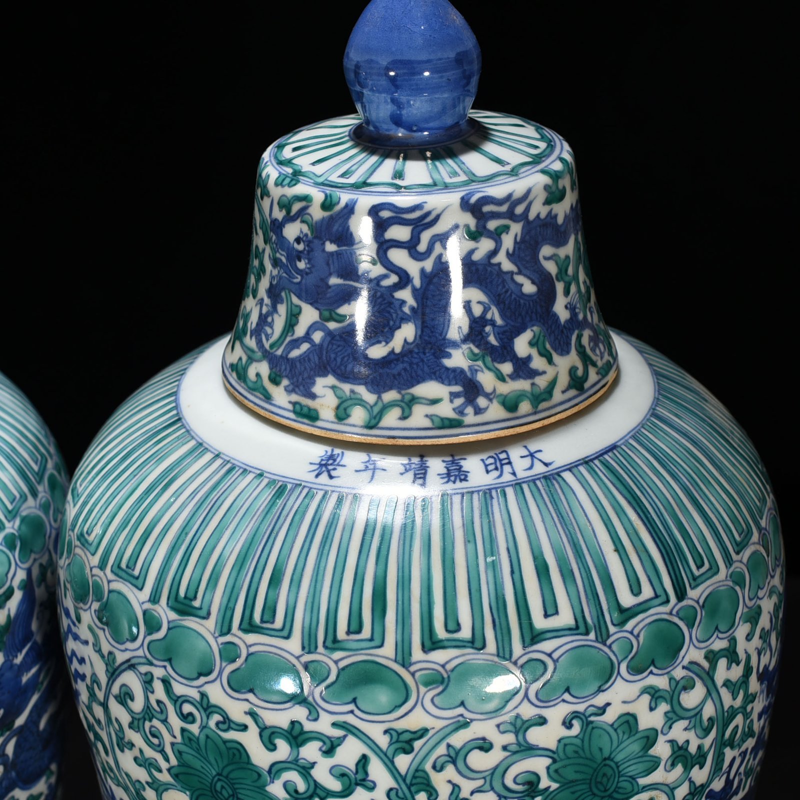 Ming Dynasty Jiajing green color blue and white dragon pattern plum vase