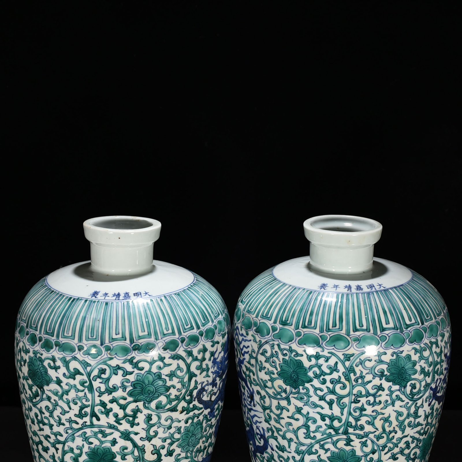 Ming Dynasty Jiajing green color blue and white dragon pattern plum vase