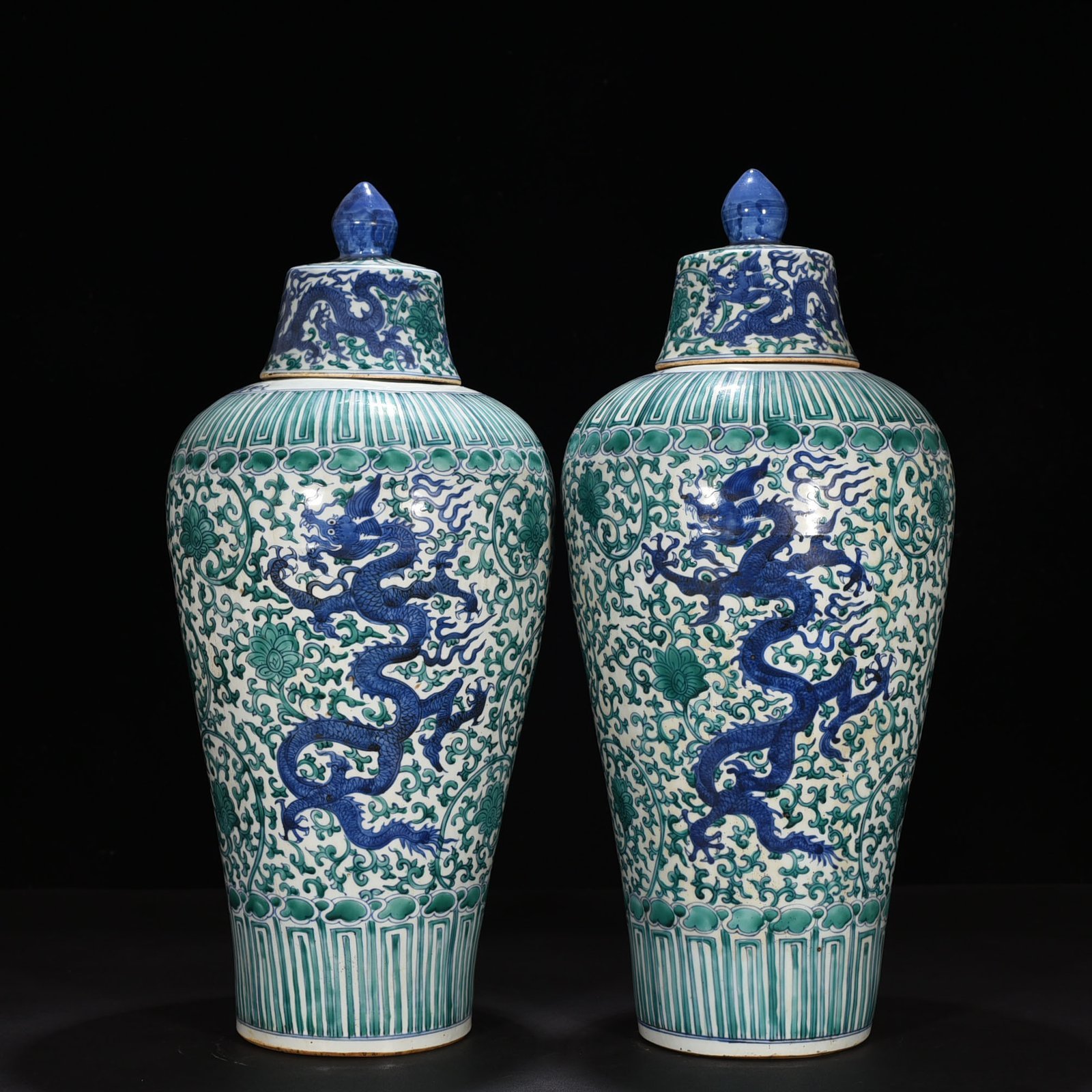 Ming Dynasty Jiajing green color blue and white dragon pattern plum vase