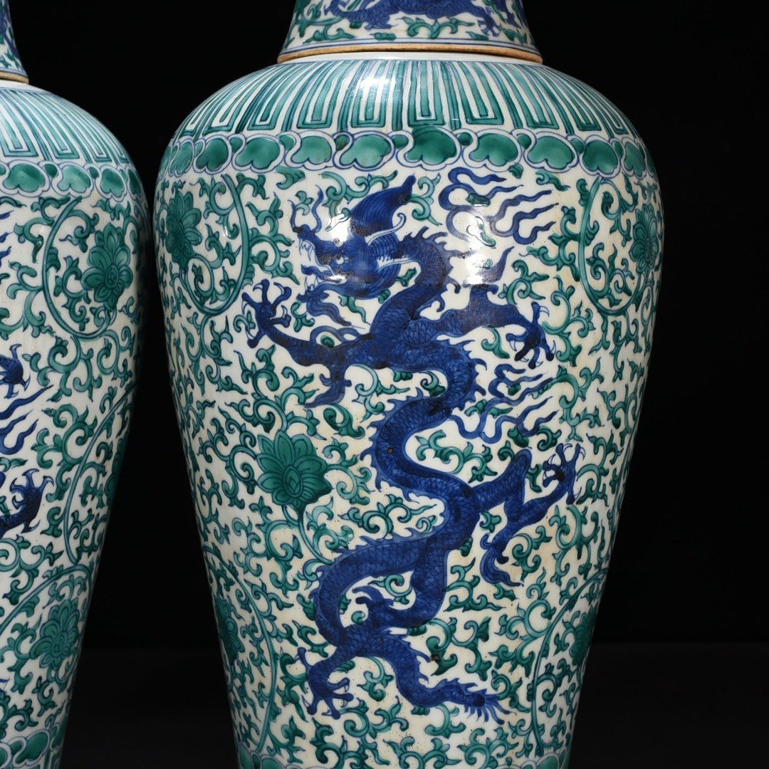Ming Dynasty Jiajing green color blue and white dragon pattern plum vase