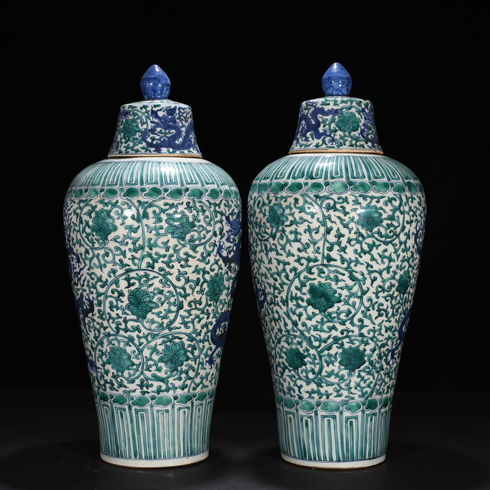 Ming Dynasty Jiajing green color blue and white dragon pattern plum vase