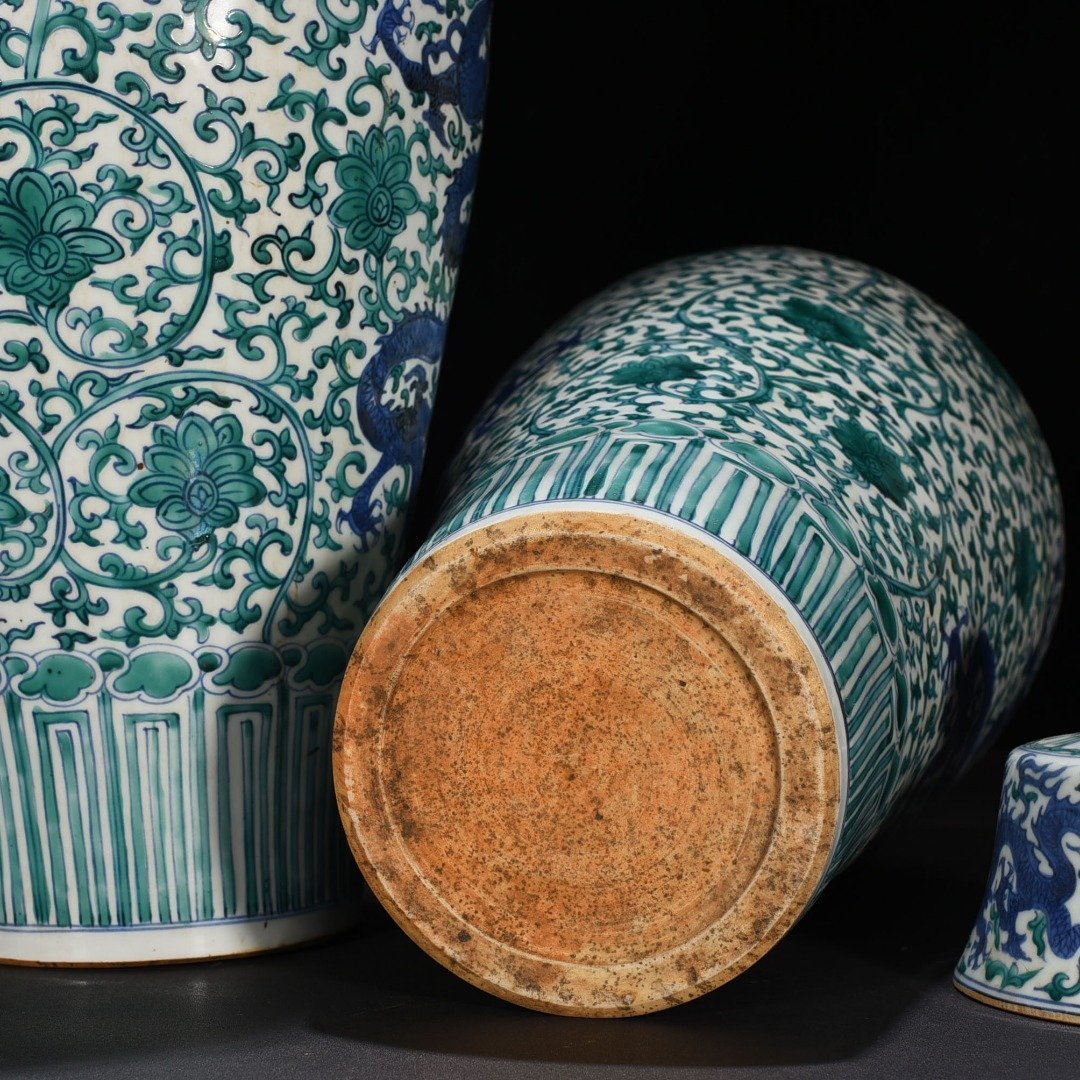 Ming Dynasty Jiajing green color blue and white dragon pattern plum vase