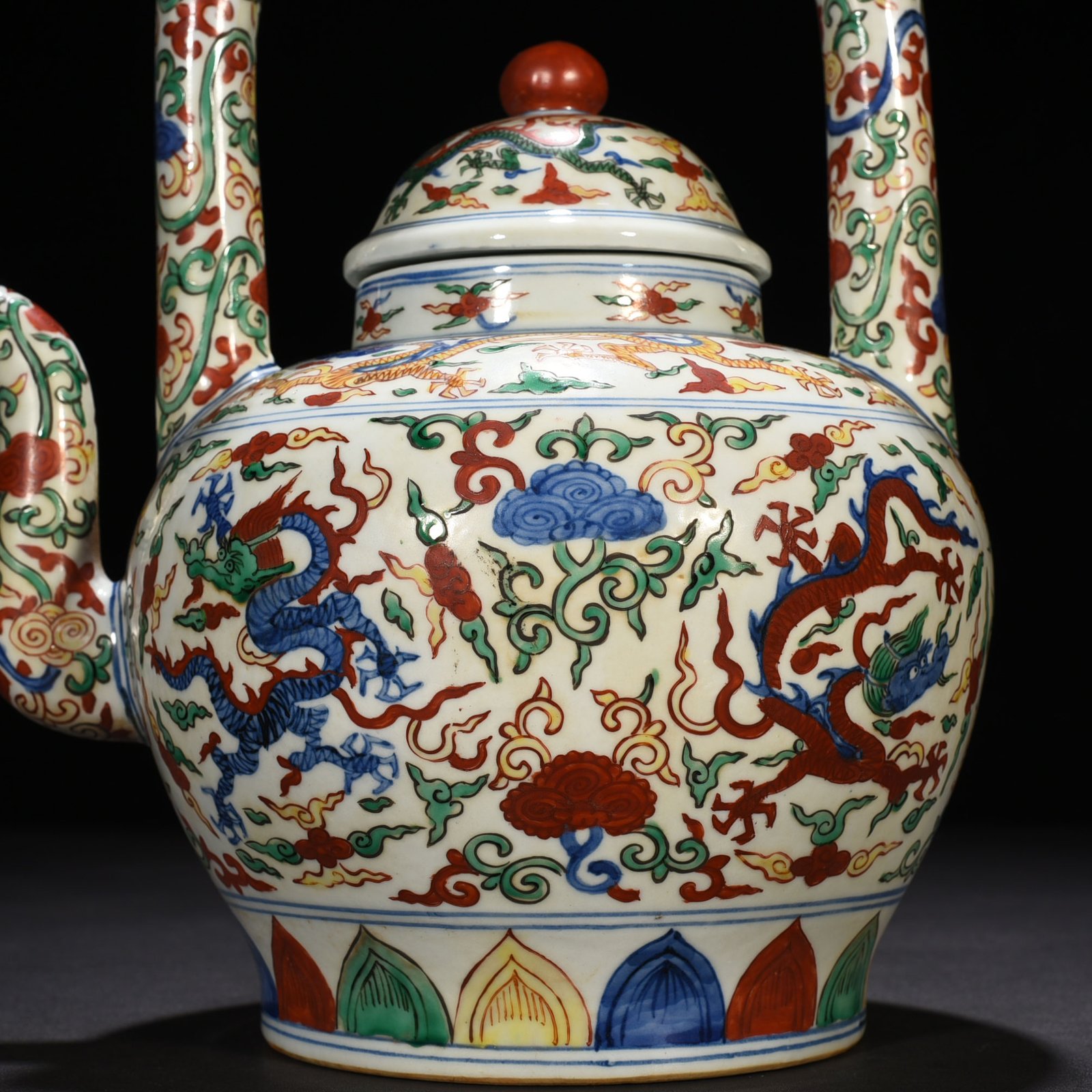 Ming Dynasty Jiajing blue and white multicolored dragon pattern teapot