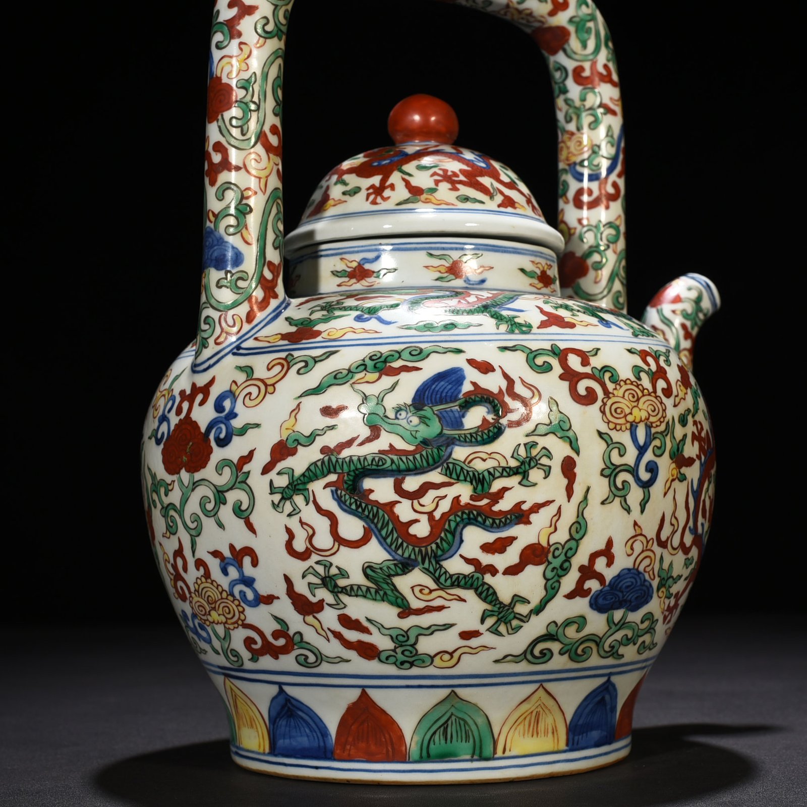 Ming Dynasty Jiajing blue and white multicolored dragon pattern teapot